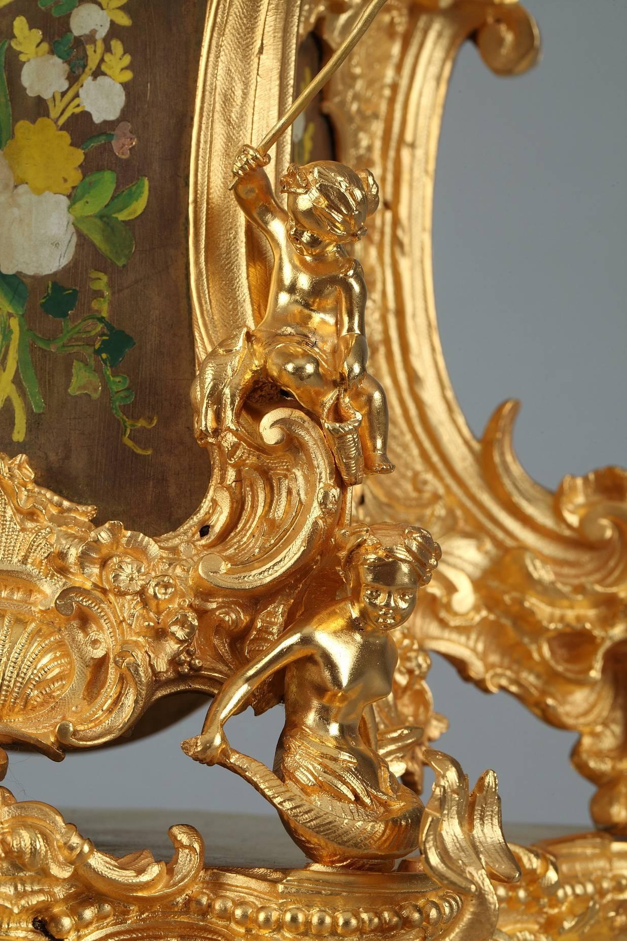 Doré Fin du 19ème siècle Pendule de cheminée en bronze doré rocaille avec décoration florale en vente