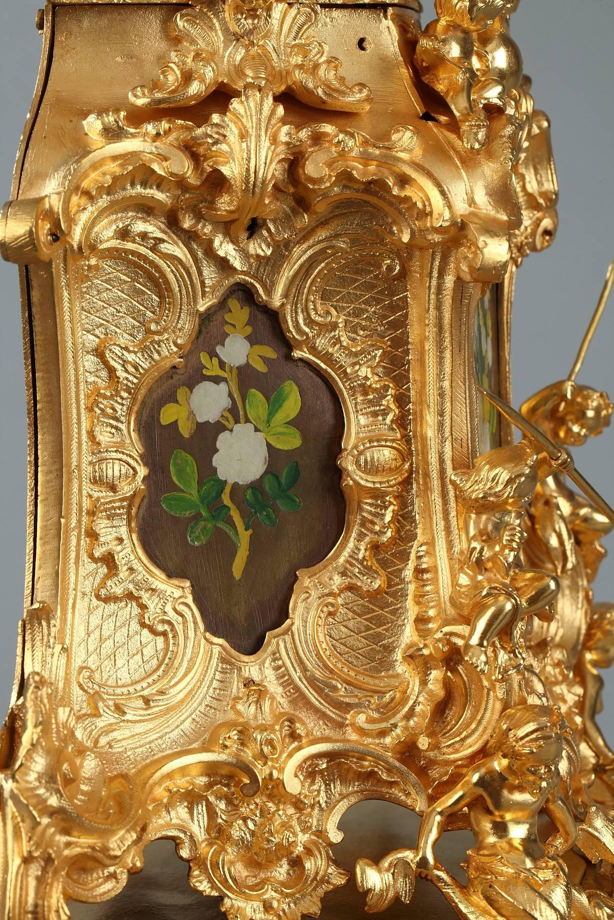 XIXe siècle Fin du 19ème siècle Pendule de cheminée en bronze doré rocaille avec décoration florale en vente