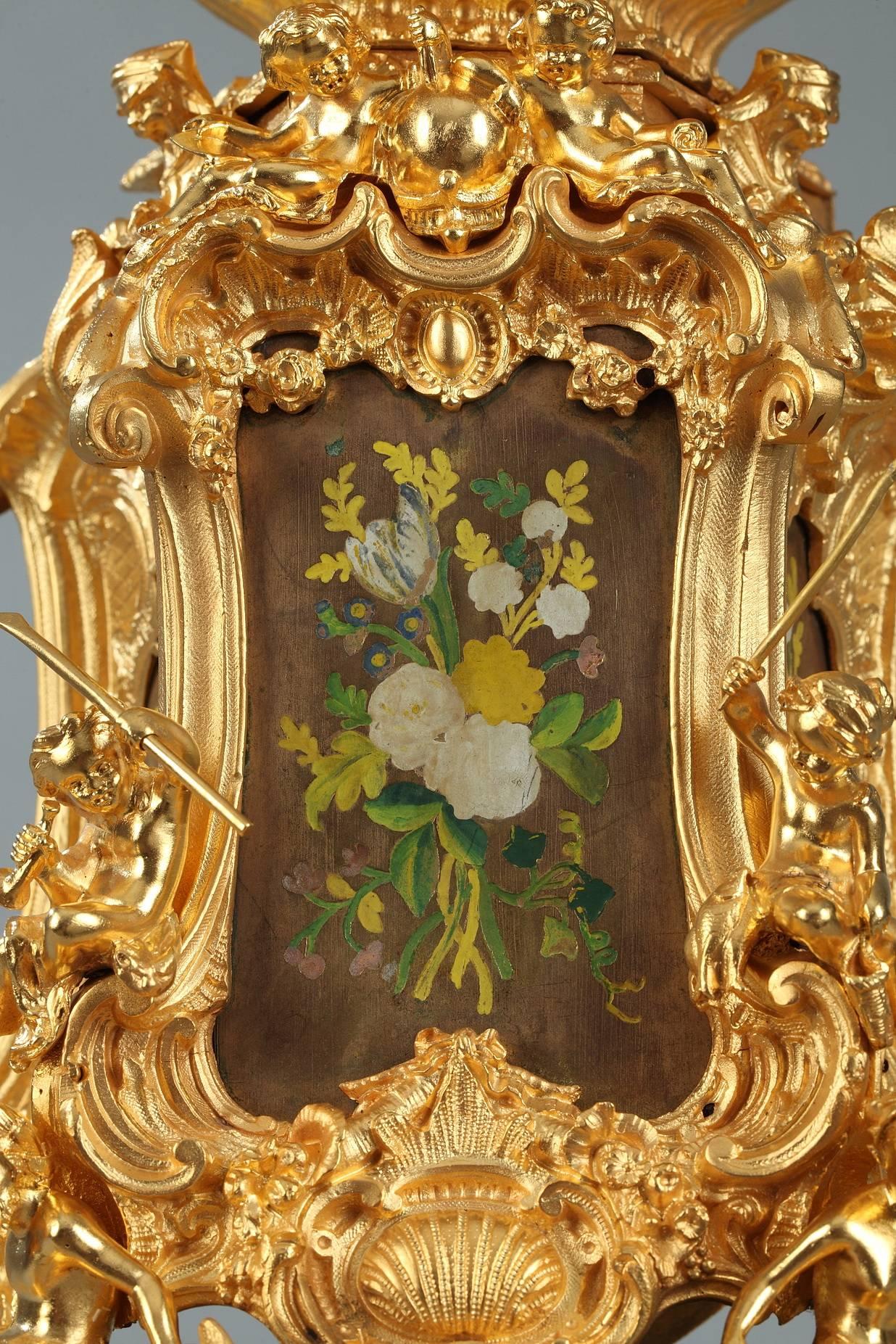 Fin du 19ème siècle Pendule de cheminée en bronze doré rocaille avec décoration florale en vente 1