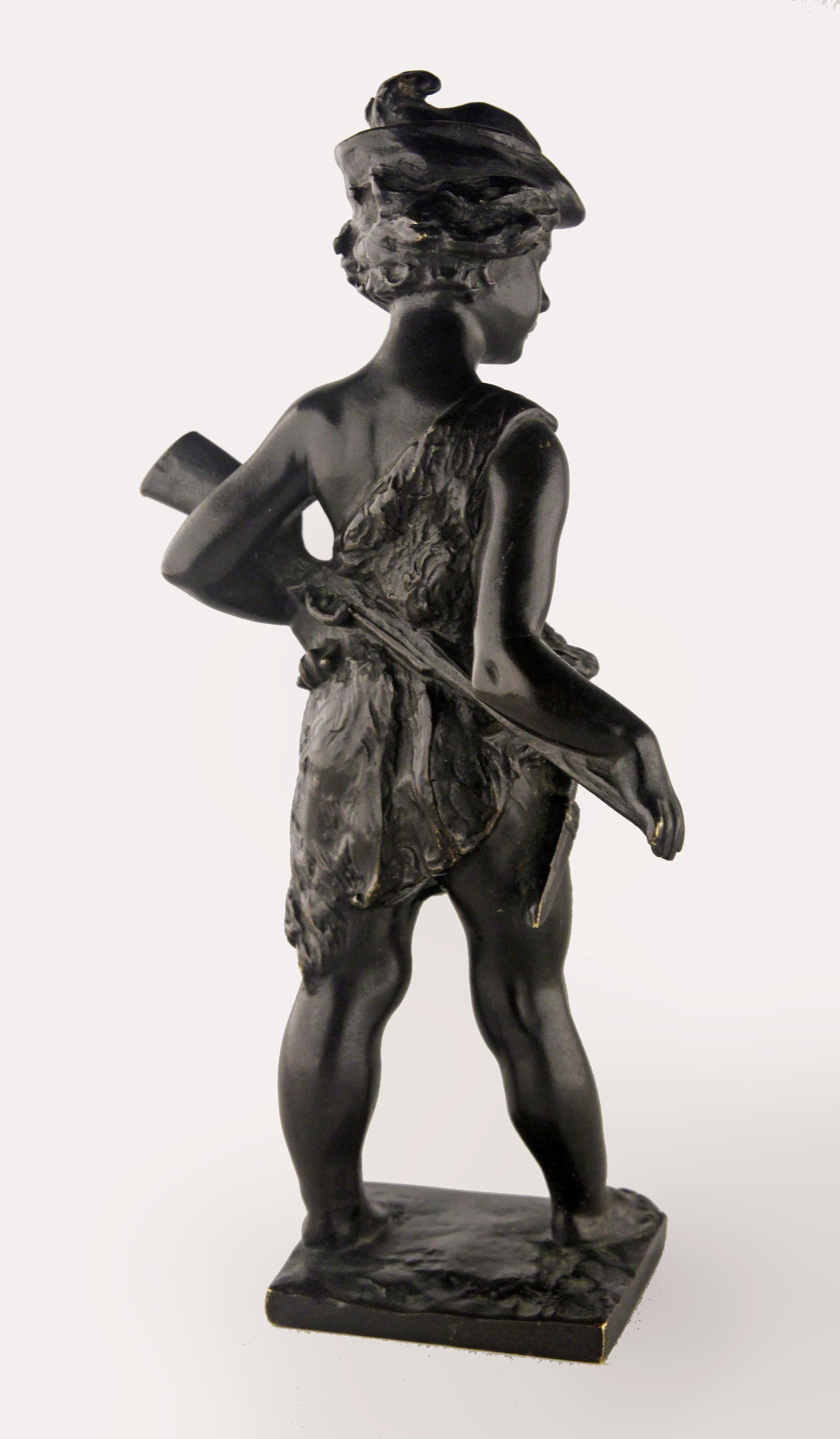 Romantische französische Bronzeskulptur eines Jägerjungen mit schwarzer Patina aus dem späten 19. Jahrhundert (Romantik) im Angebot