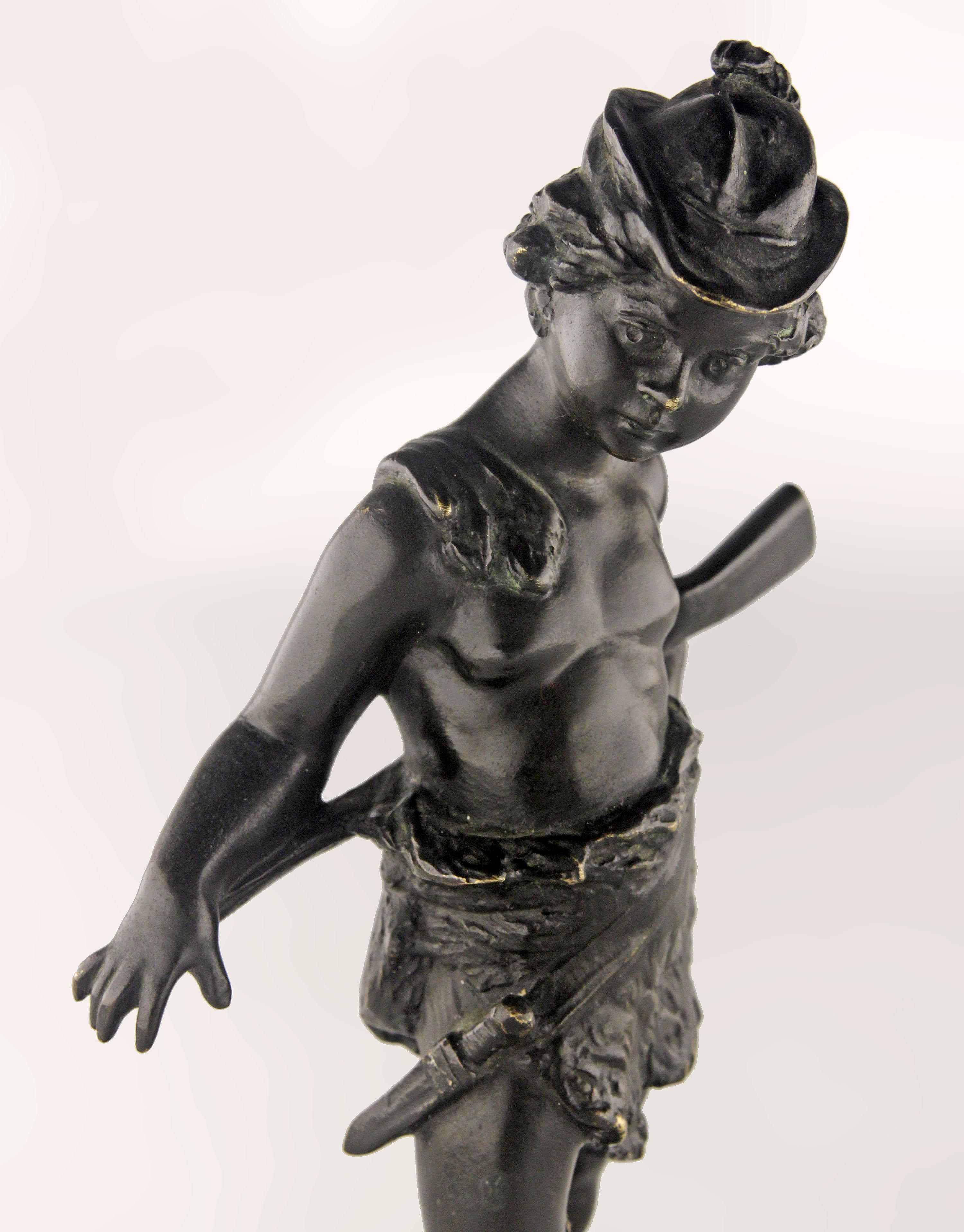 Romantische französische Bronzeskulptur eines Jägerjungen mit schwarzer Patina aus dem späten 19. Jahrhundert (Französisch) im Angebot