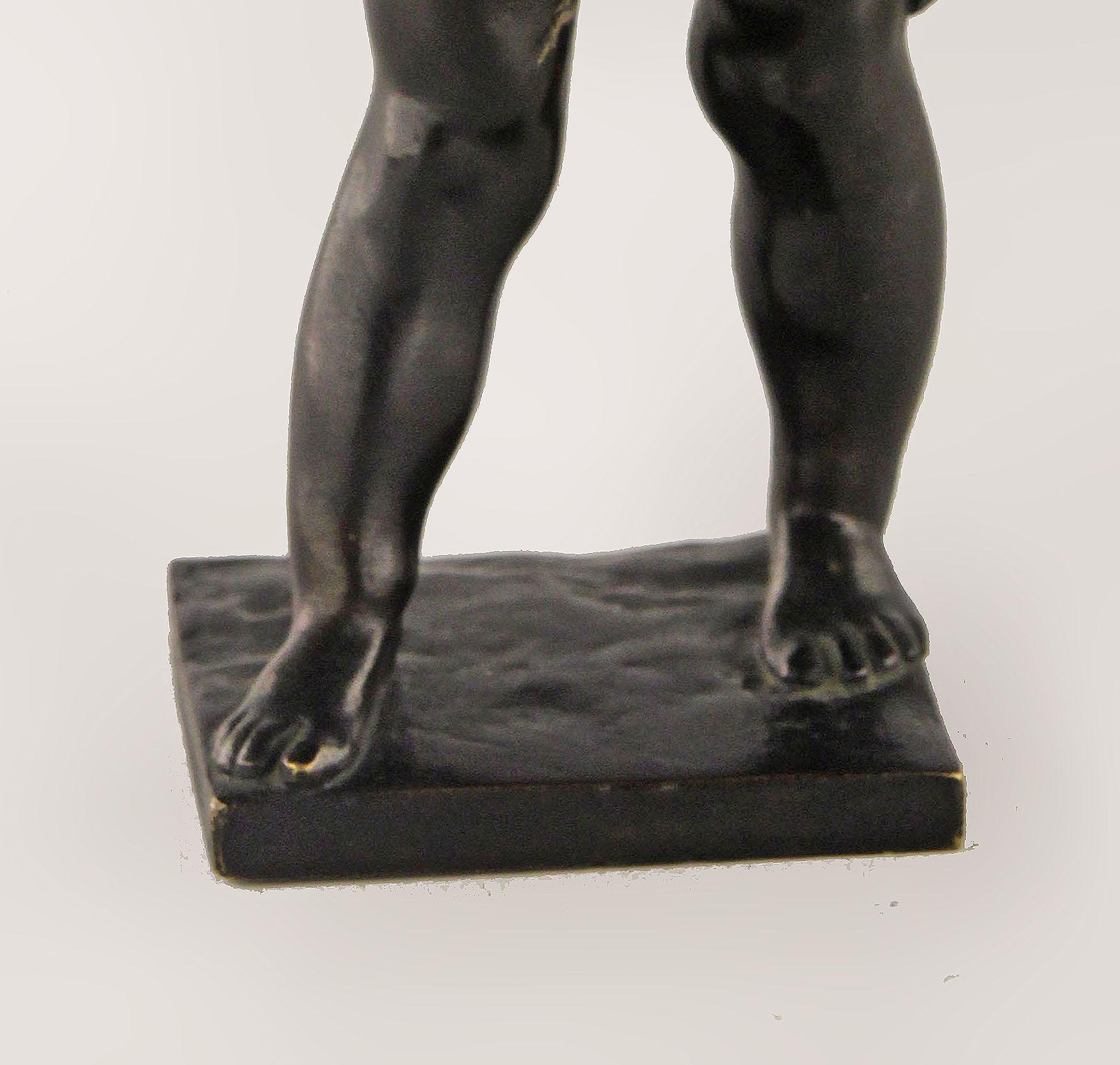 Romantische französische Bronzeskulptur eines Jägerjungen mit schwarzer Patina aus dem späten 19. Jahrhundert (Gegossen) im Angebot