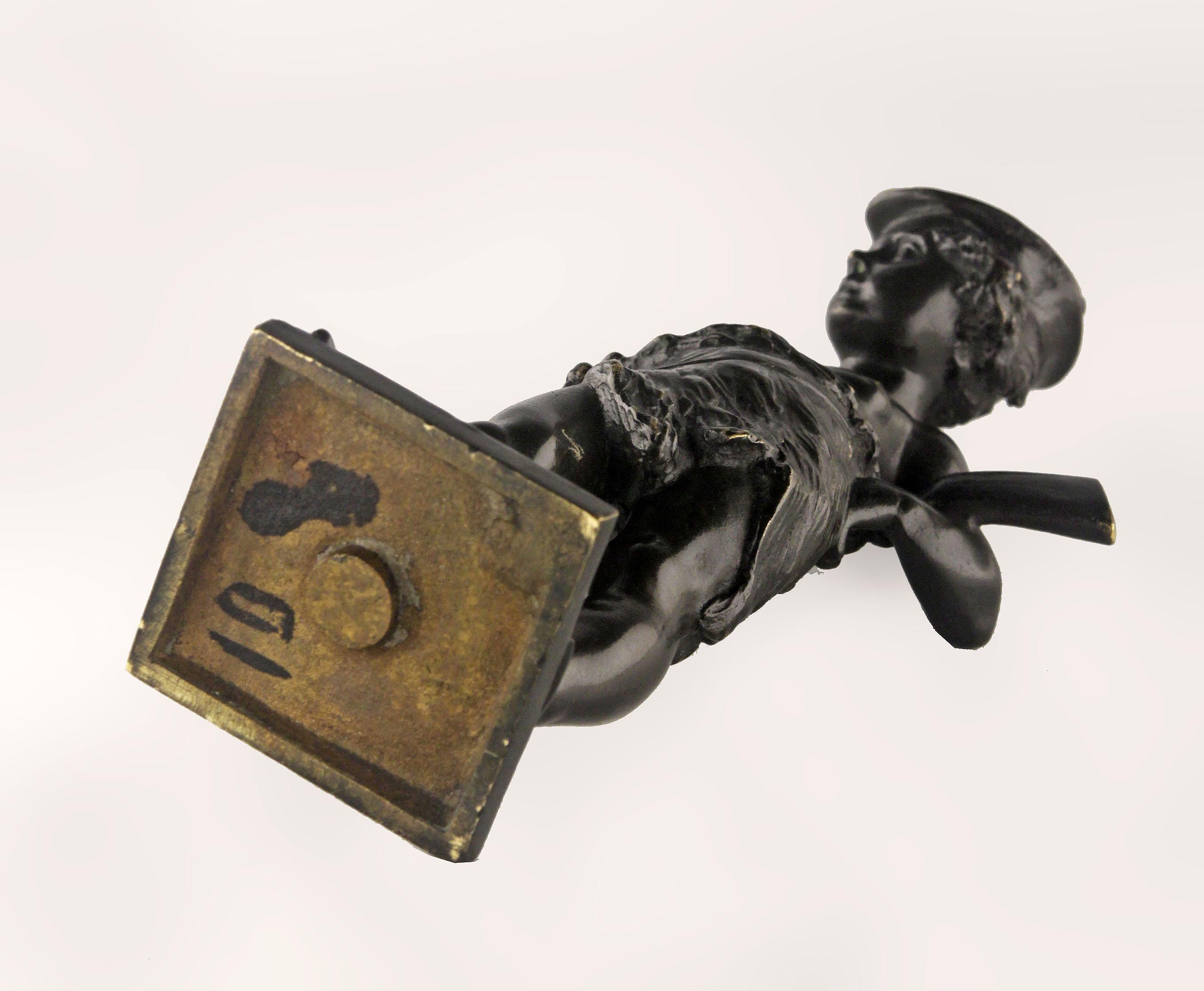 Romantische französische Bronzeskulptur eines Jägerjungen mit schwarzer Patina aus dem späten 19. Jahrhundert im Zustand „Gut“ im Angebot in North Miami, FL