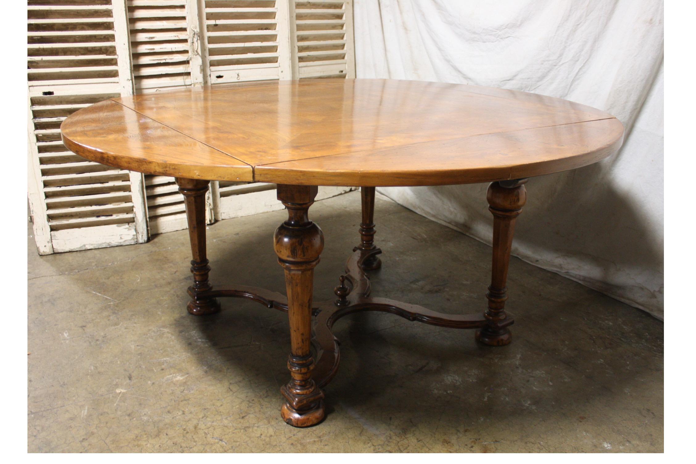 Amazing table that can be rond and square. There 4 drop leaves, the dimensions when the table is square are 47.75''W x 47.75''D x 30''H.
 
