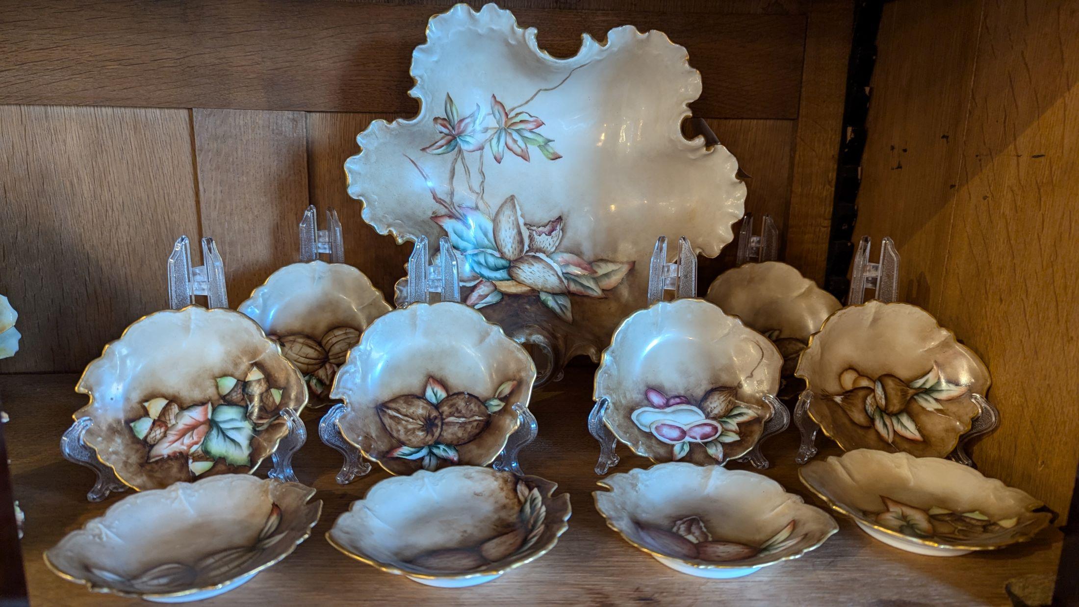 Magnifique service à noix en porcelaine du début du siècle, le bol principal mesure 10