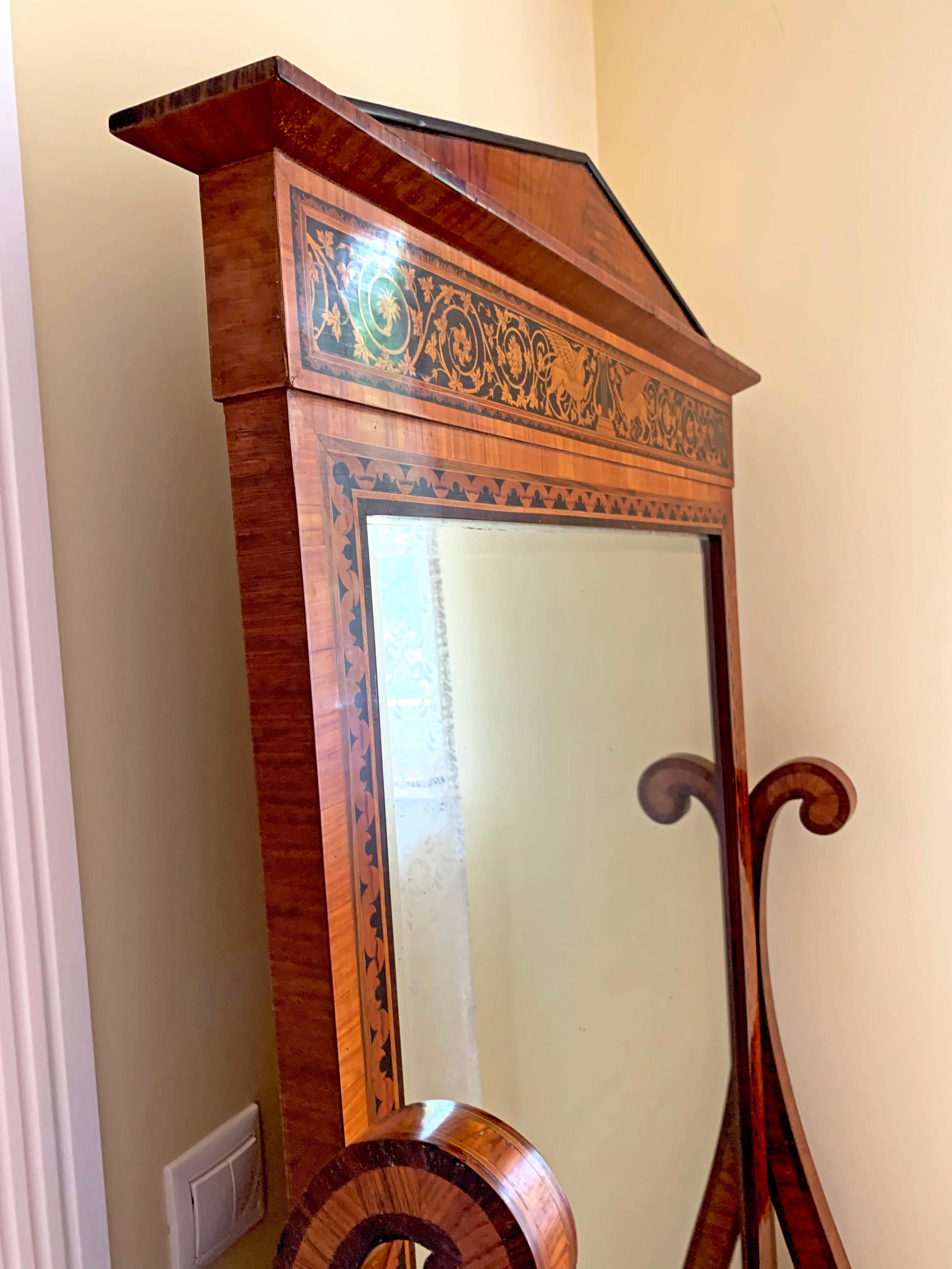 Magnifique miroir sur pied en bois de rose de la fin du XIXe siècle, avec marqueterie en bois noir. L'angle du miroir est modifiable et peut être fixé sur le côté. Les détails de la marqueterie témoignent d'un magnifique savoir-faire artisanal. Les