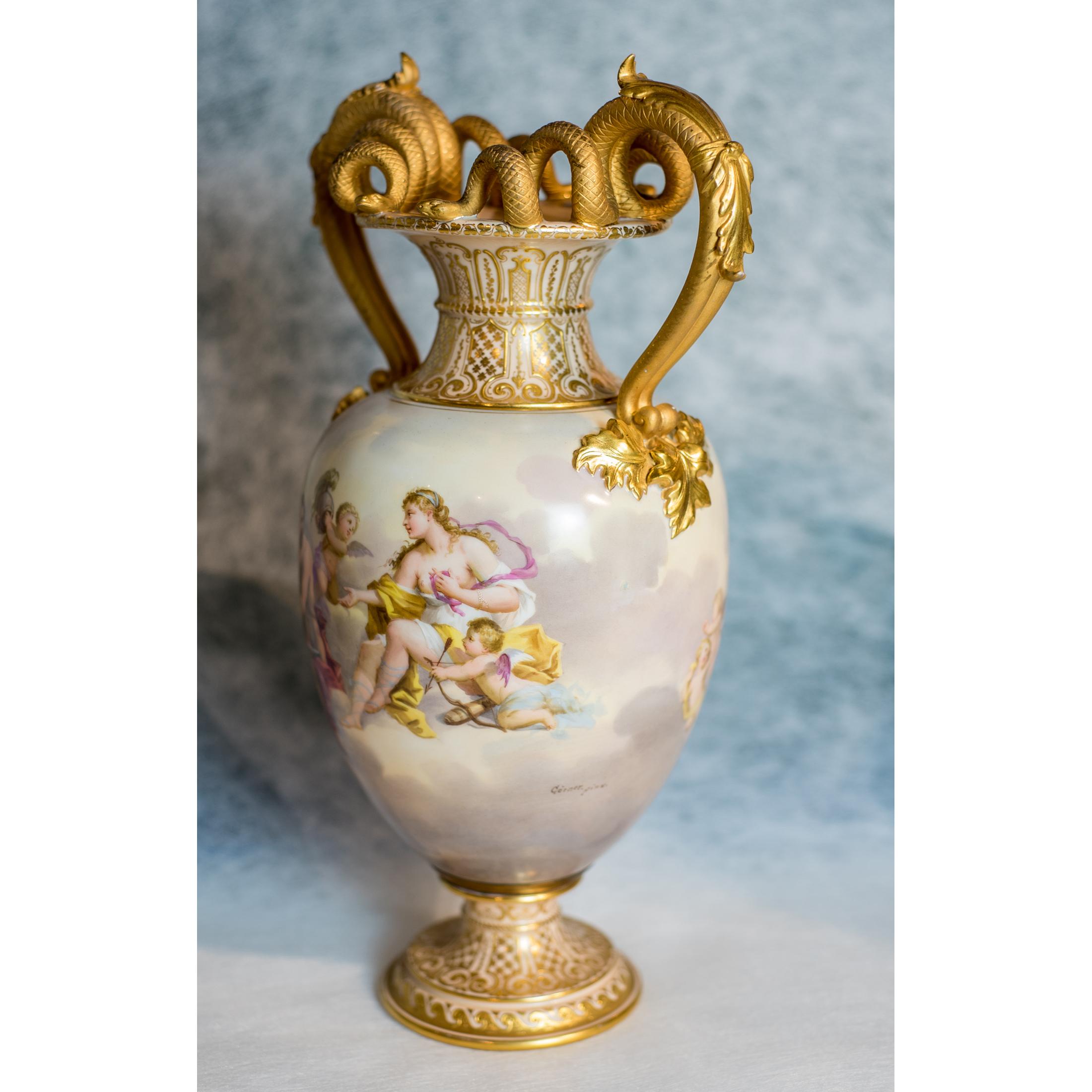 Un exquis vase en porcelaine royale de Vienne représentant une 