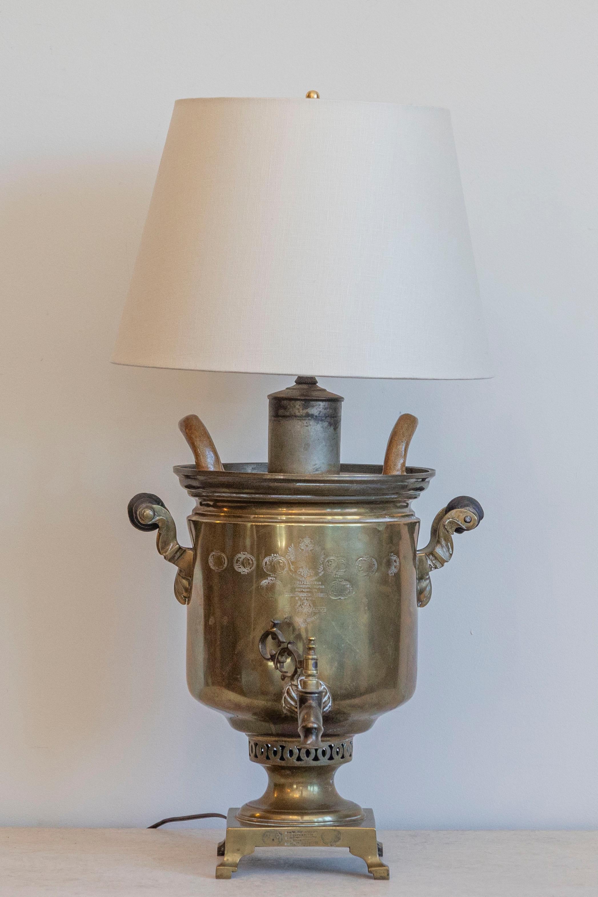 Fusion remarquable de l'histoire et de la fonction, ce samovar russe en laiton de la fin du XIXe siècle a été magistralement transformé en une lampe de table remarquable. Fabriquée à l'origine comme une urne à thé russe traditionnelle, cette pièce