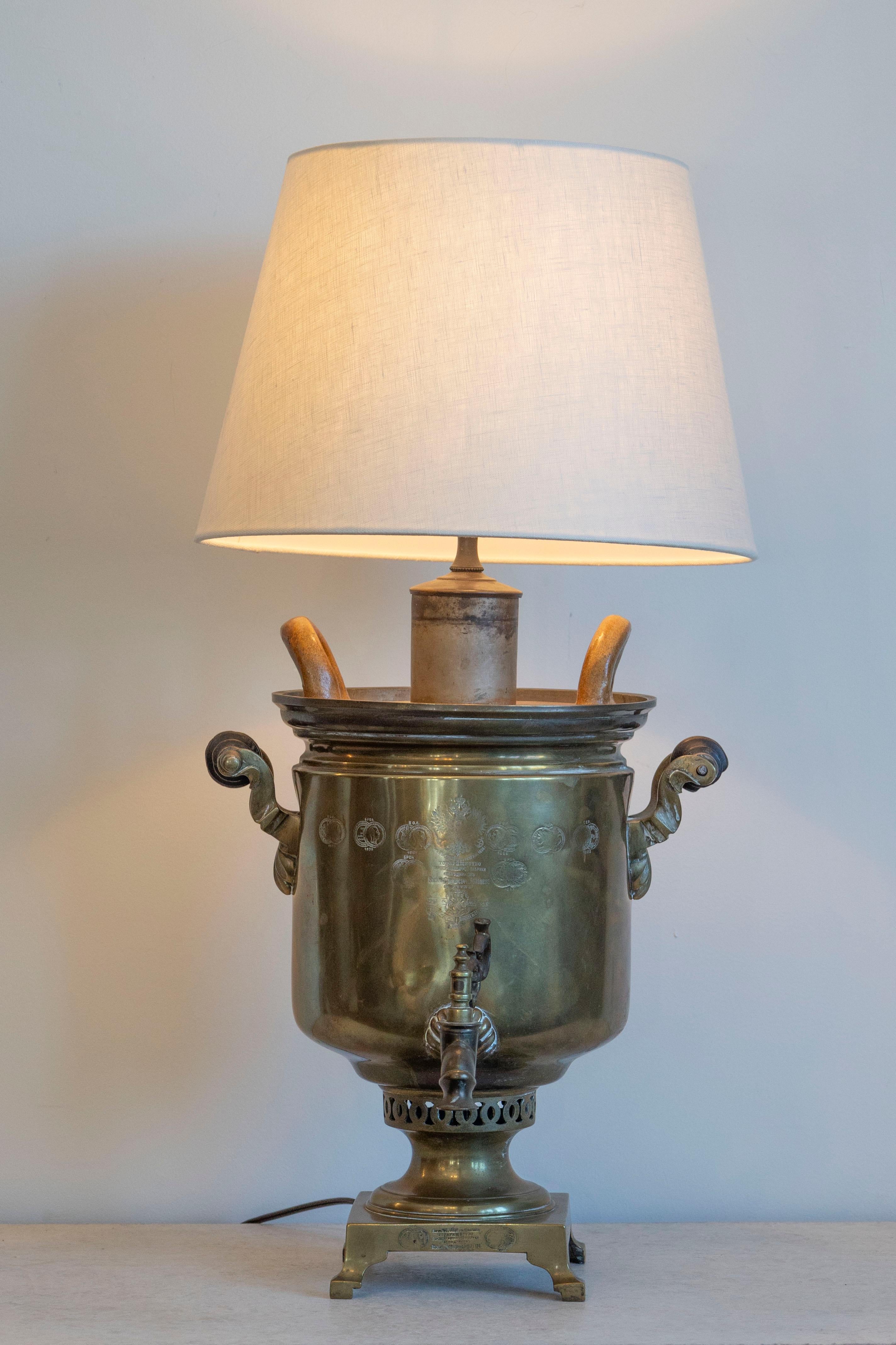 Néoclassique Lampe de samovar russe en laiton de la fin du XIXe siècle en vente