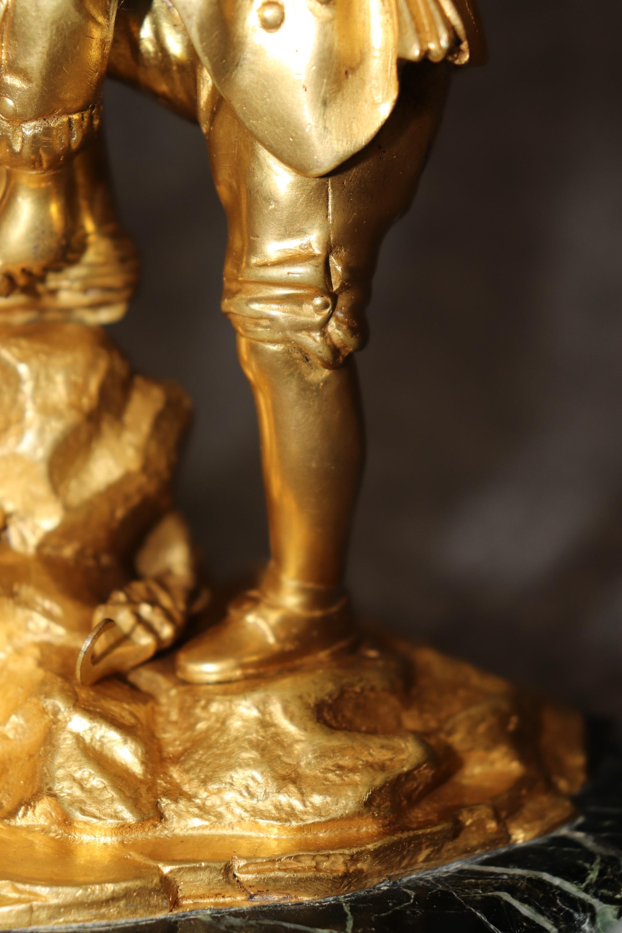 Sculpture russe en bronze doré de la fin du 19e siècle représentant un garçon sur une base en marbre en vente 2