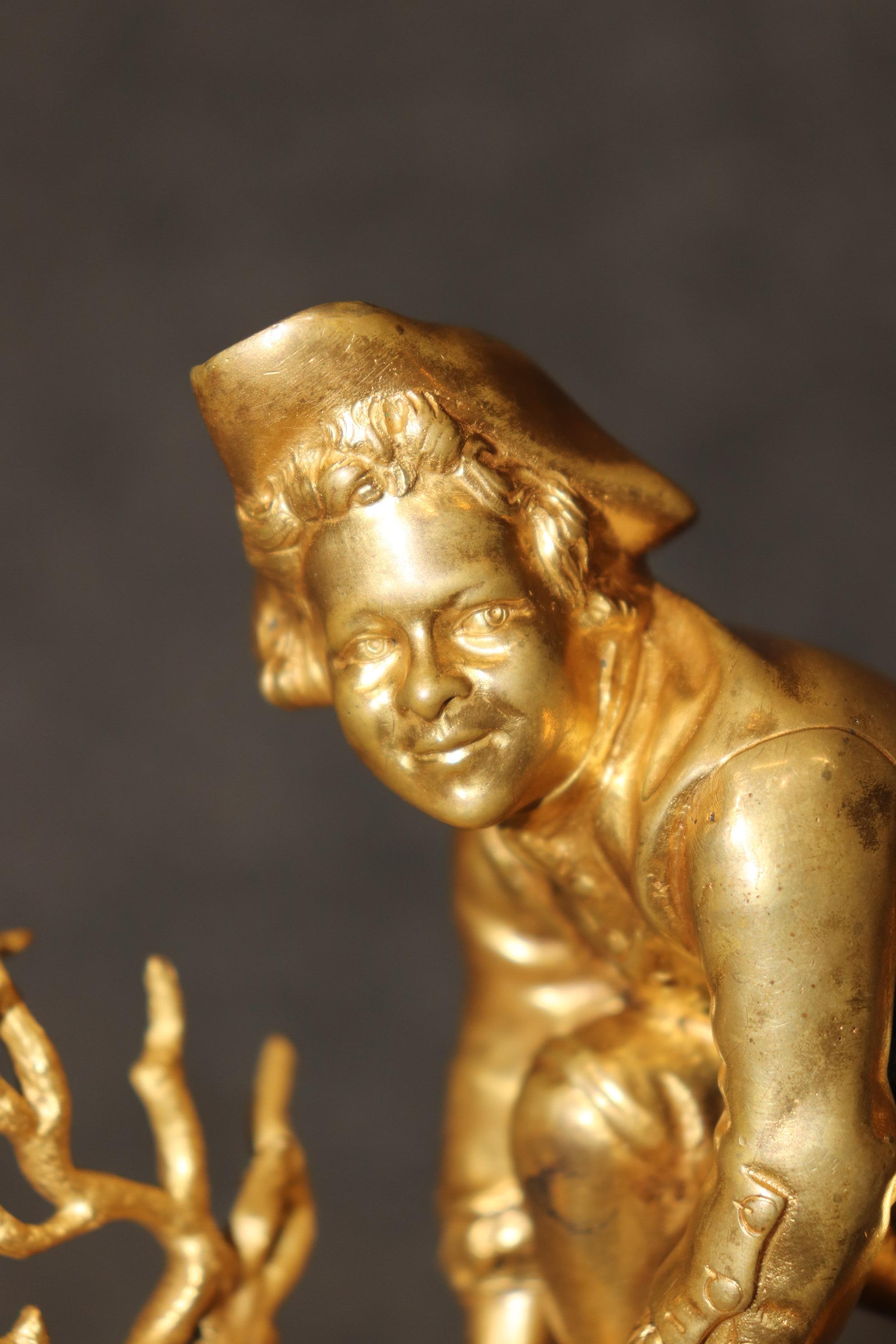 Sculpture russe en bronze doré de la fin du 19e siècle représentant un garçon sur une base en marbre en vente 3