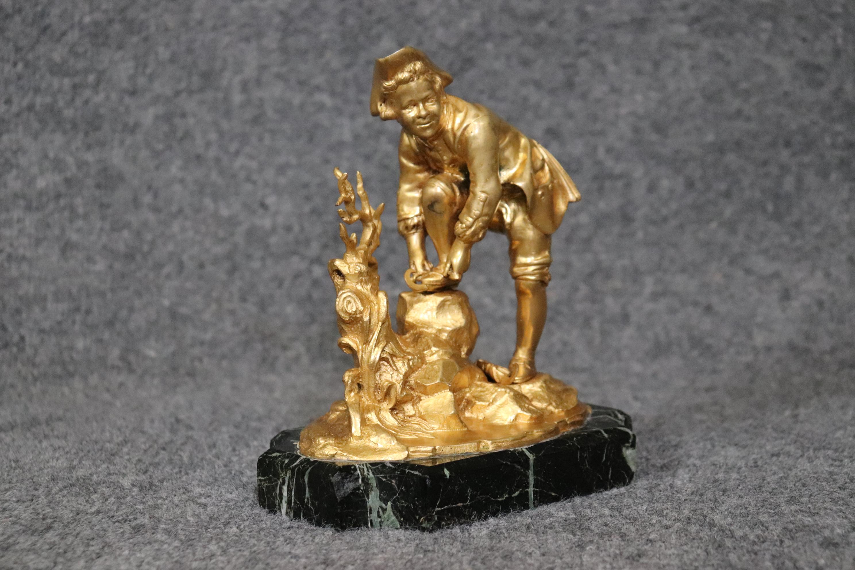 Abmessungen- H: 12 1/2in B: 12in T: 4in 

Diese russische Bronze-Ormolu-Skulptur eines Jungen aus dem späten 19. Jahrhundert ist von höchster Qualität! Diese antike Skulptur verfügt über einen schönen Marmorsockel sowie eine unglaublich detaillierte