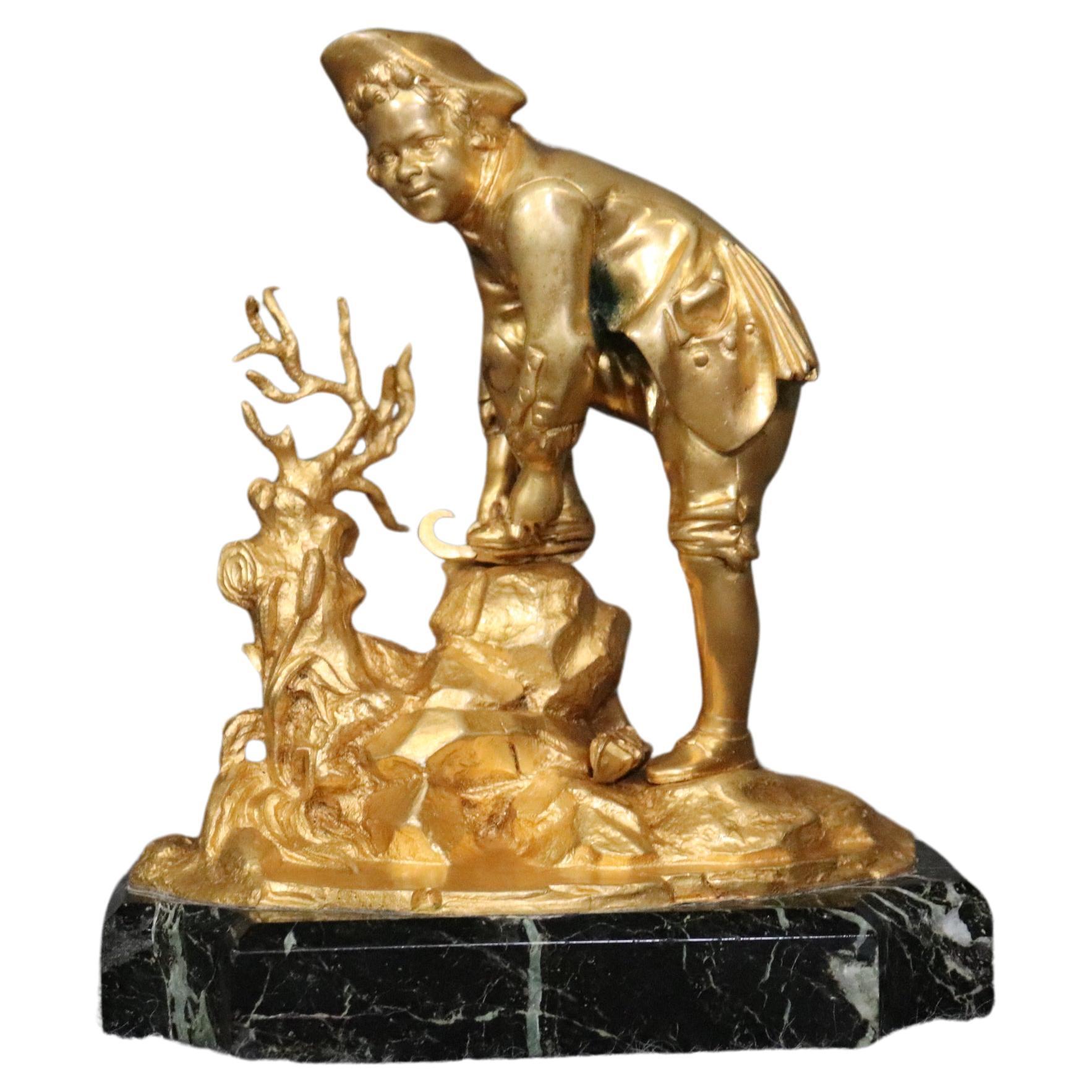 Sculpture russe en bronze doré de la fin du 19e siècle représentant un garçon sur une base en marbre