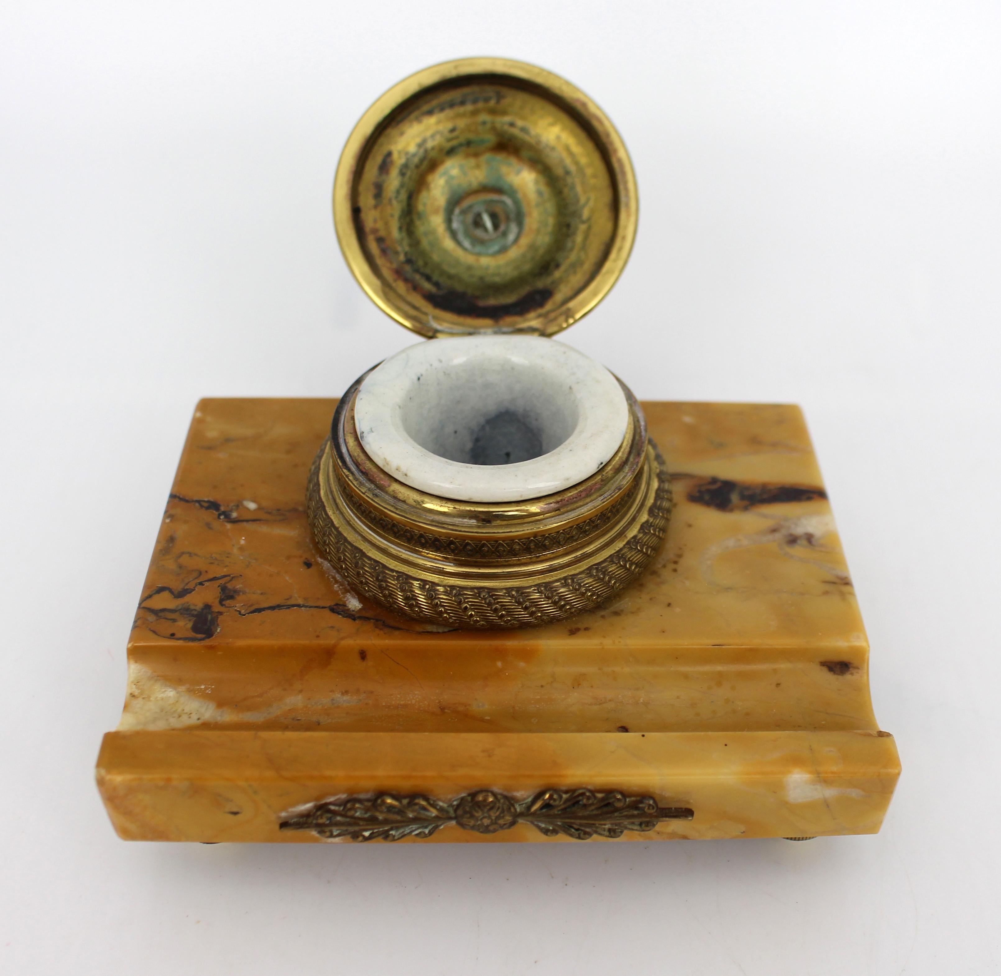 Calamaio russo in marmo di Siena e ormolu della fine del XIX secolo In condizioni buone in vendita a Worcester, GB