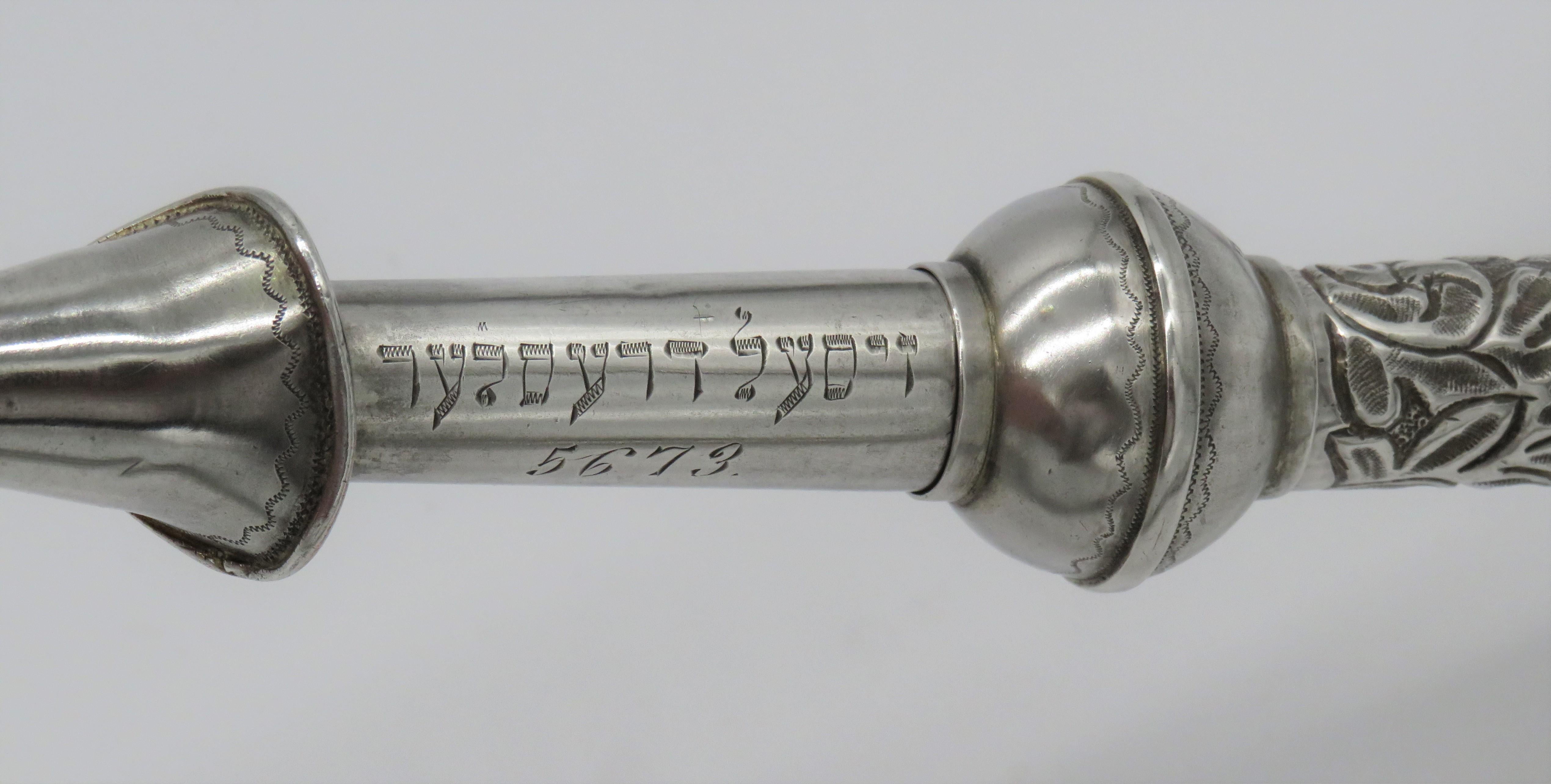 Handmade silver Torah pointer, Russian Empire, circa 1896.
The handle is made with a knob shape interval engraved with floral ornaments.
The Hebrew name Zisel Dresler with the Jewish year 5673 is engraved on the lower part of the pointer.
The
