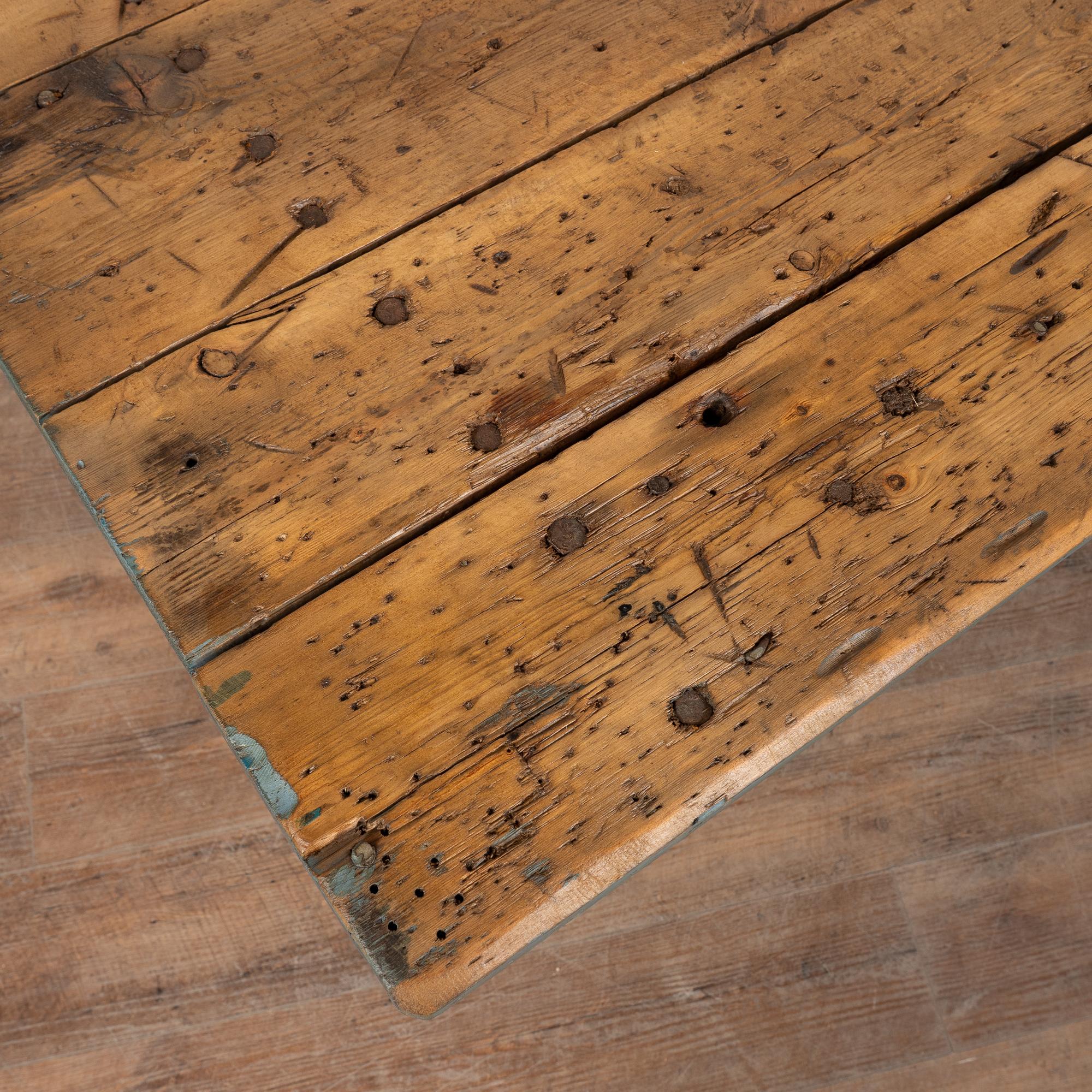 Fin du 19e siècle Table de travail rustique peinte en bleu avec deux tiroirs en métal en vente 3