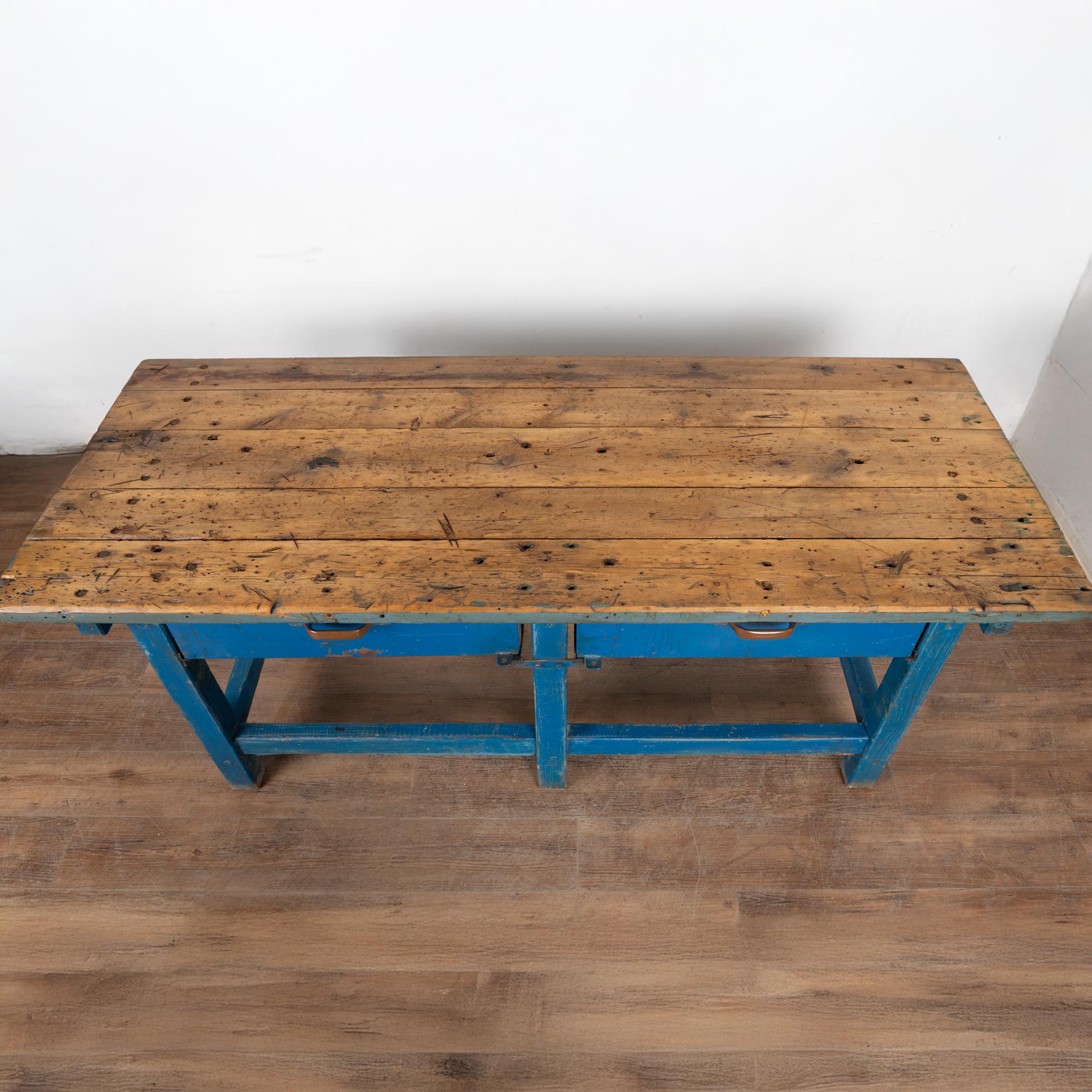 Fin du 19e siècle Table de travail rustique peinte en bleu avec deux tiroirs en métal en vente 4