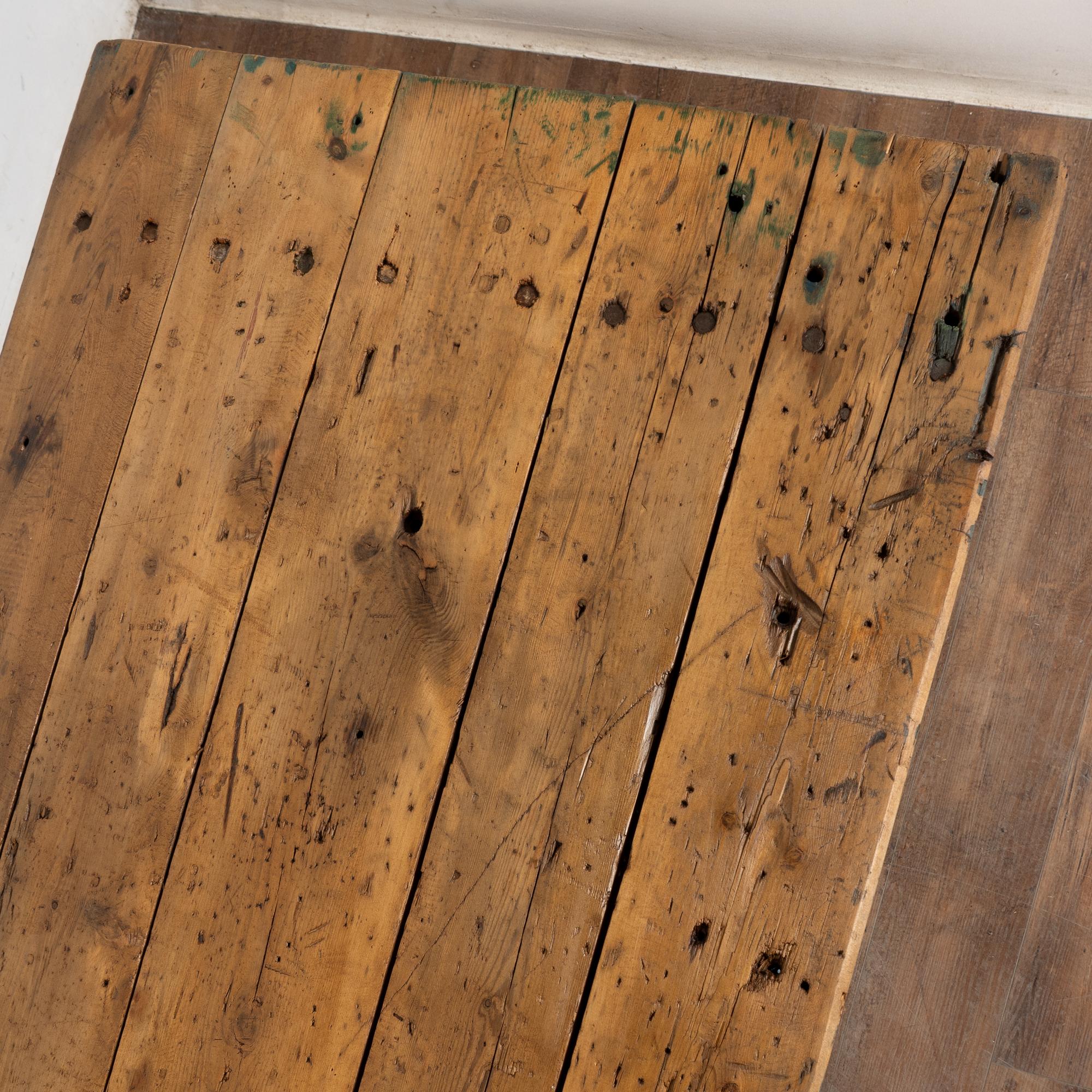 Fin du 19e siècle Table de travail rustique peinte en bleu avec deux tiroirs en métal en vente 5