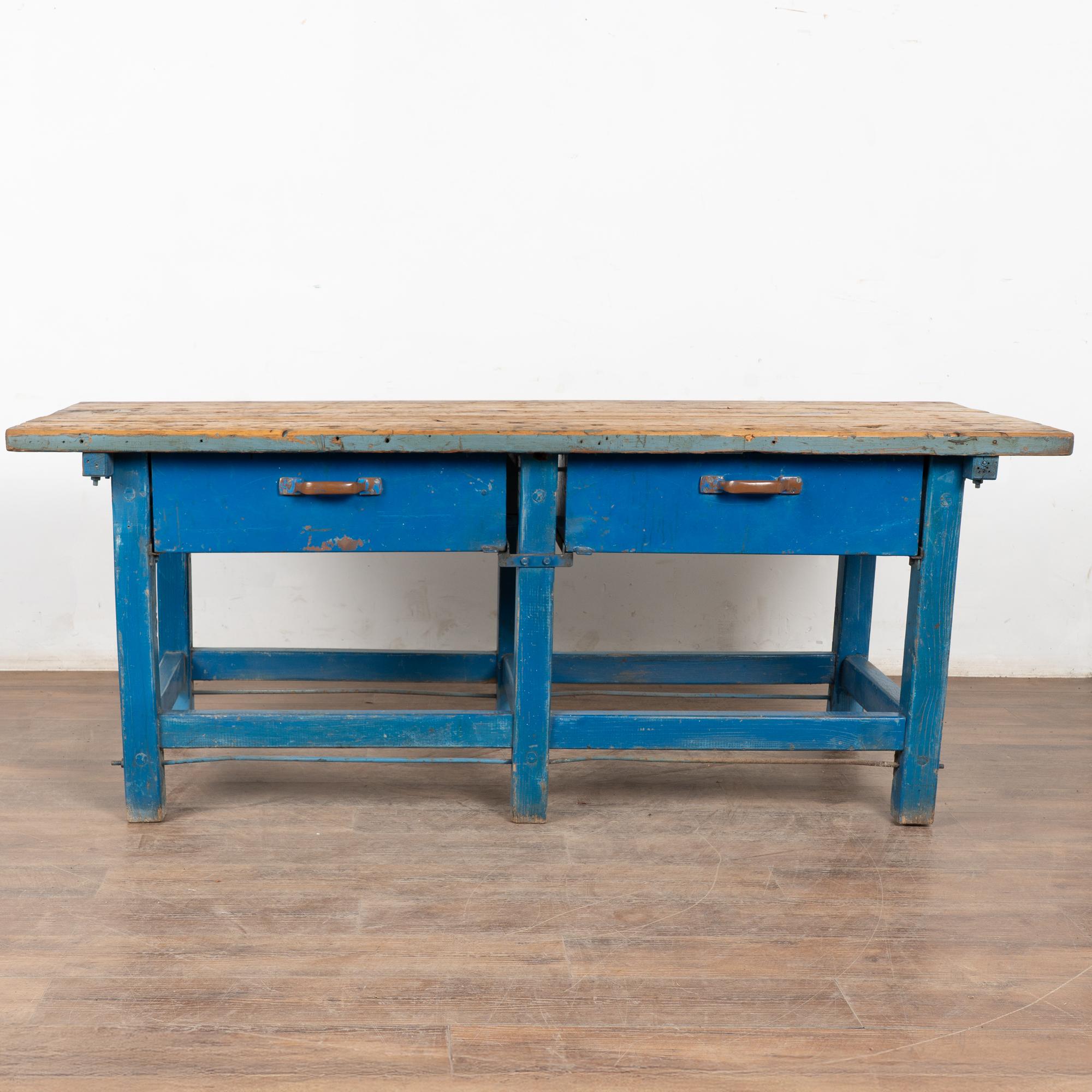Rustique Fin du 19e siècle Table de travail rustique peinte en bleu avec deux tiroirs en métal en vente