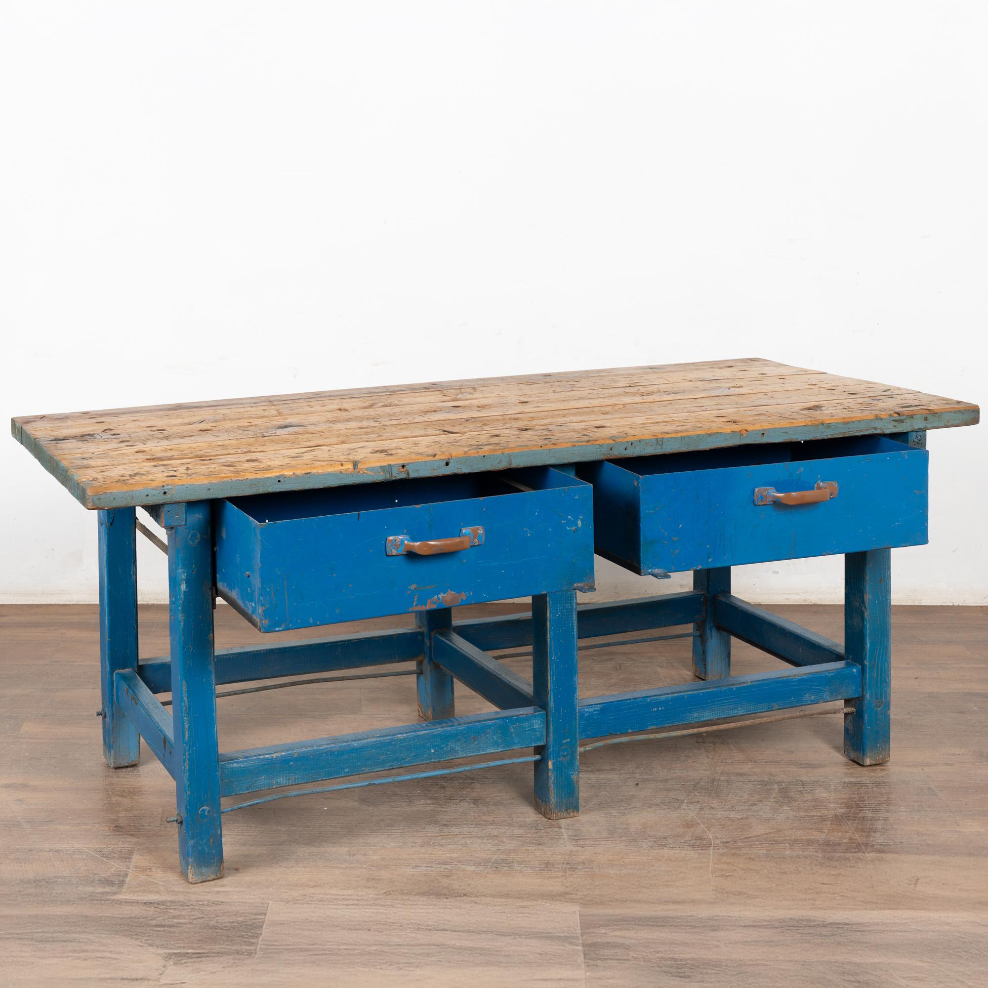 Hongrois Fin du 19e siècle Table de travail rustique peinte en bleu avec deux tiroirs en métal en vente
