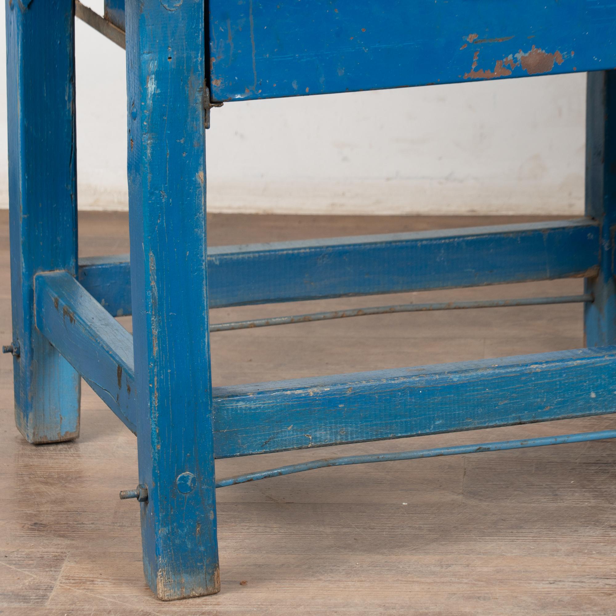 XIXe siècle Fin du 19e siècle Table de travail rustique peinte en bleu avec deux tiroirs en métal en vente