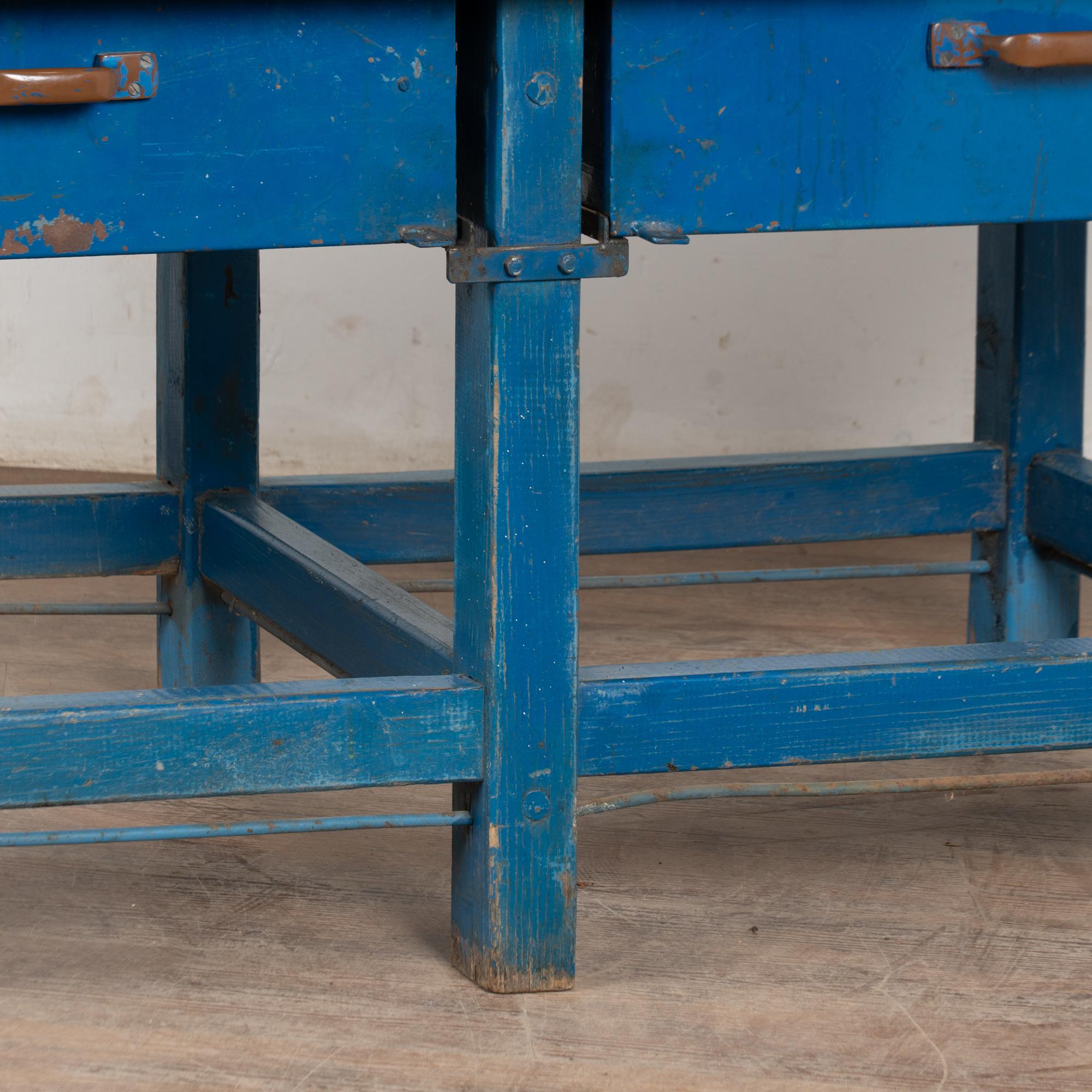 Métal Fin du 19e siècle Table de travail rustique peinte en bleu avec deux tiroirs en métal en vente