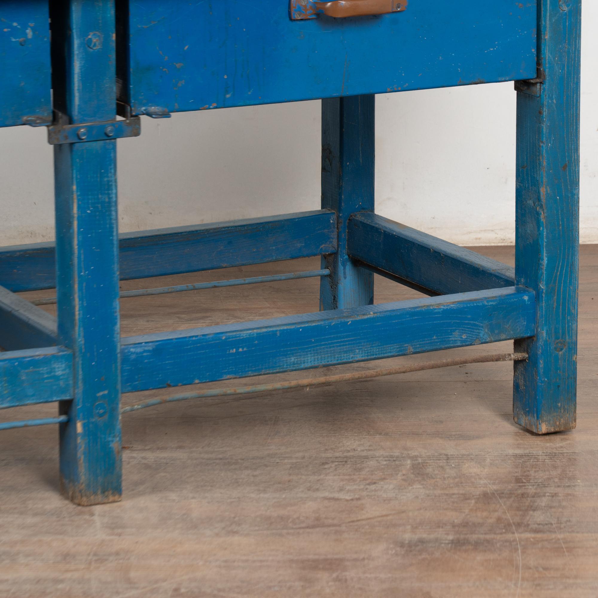 Fin du 19e siècle Table de travail rustique peinte en bleu avec deux tiroirs en métal en vente 2
