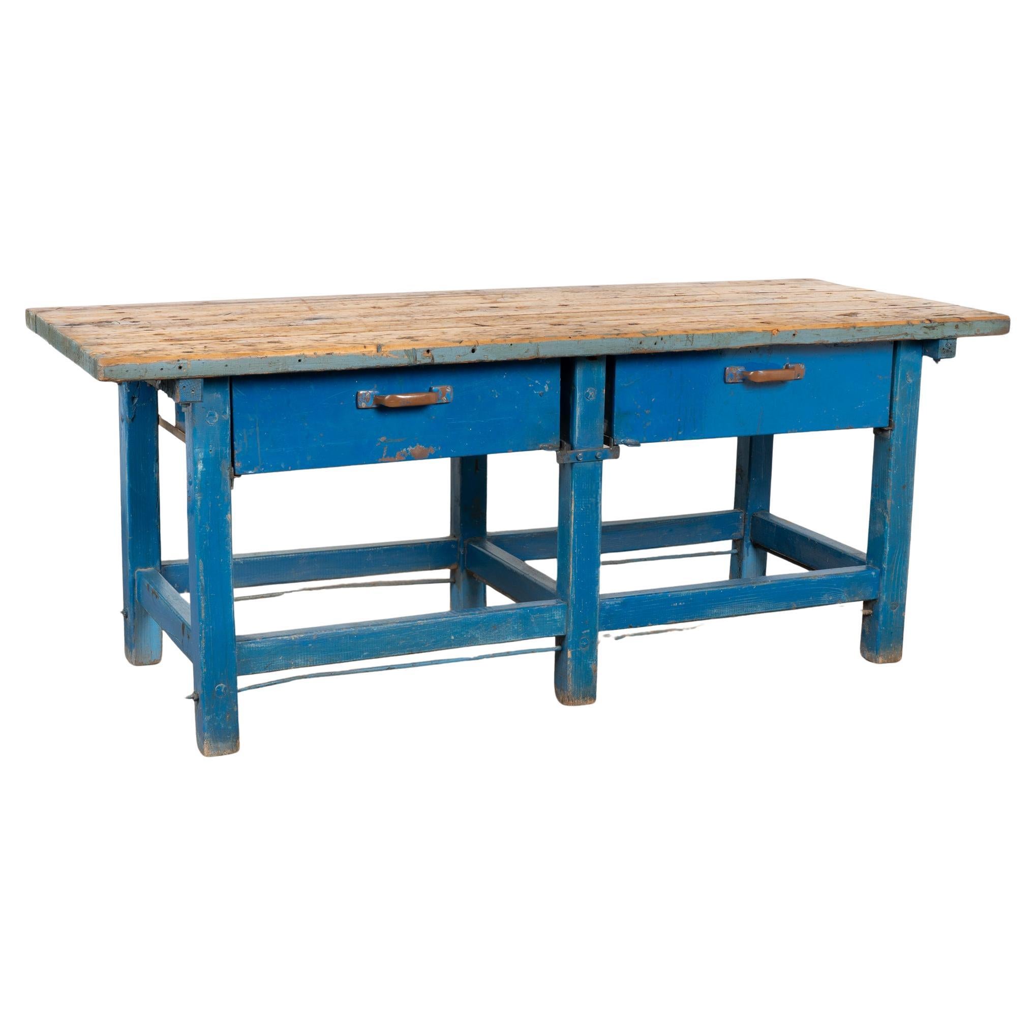 Fin du 19e siècle Table de travail rustique peinte en bleu avec deux tiroirs en métal en vente