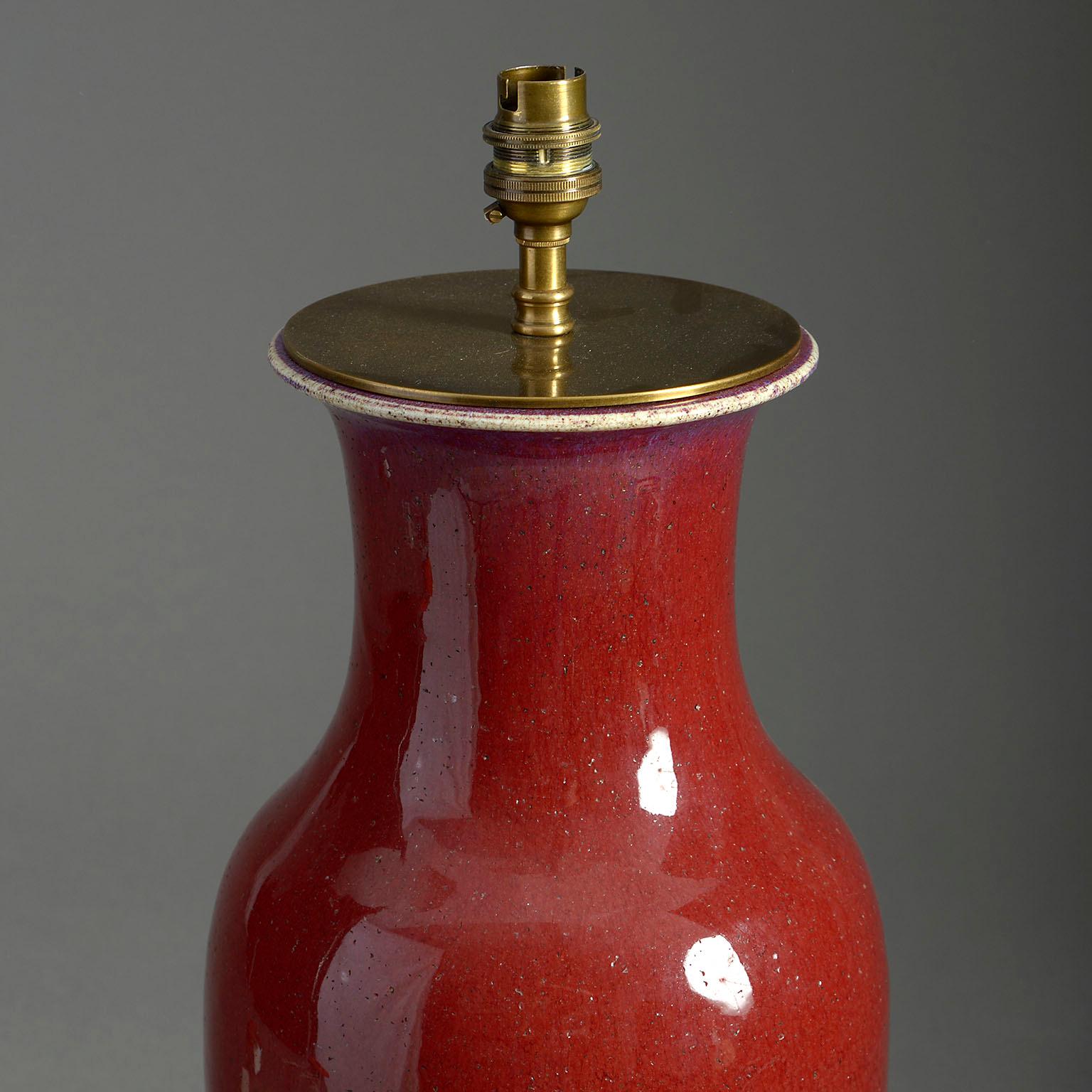 Exportation chinoise Lampe vase en porcelaine Sang de Bœuf de la fin du XIXe siècle en vente