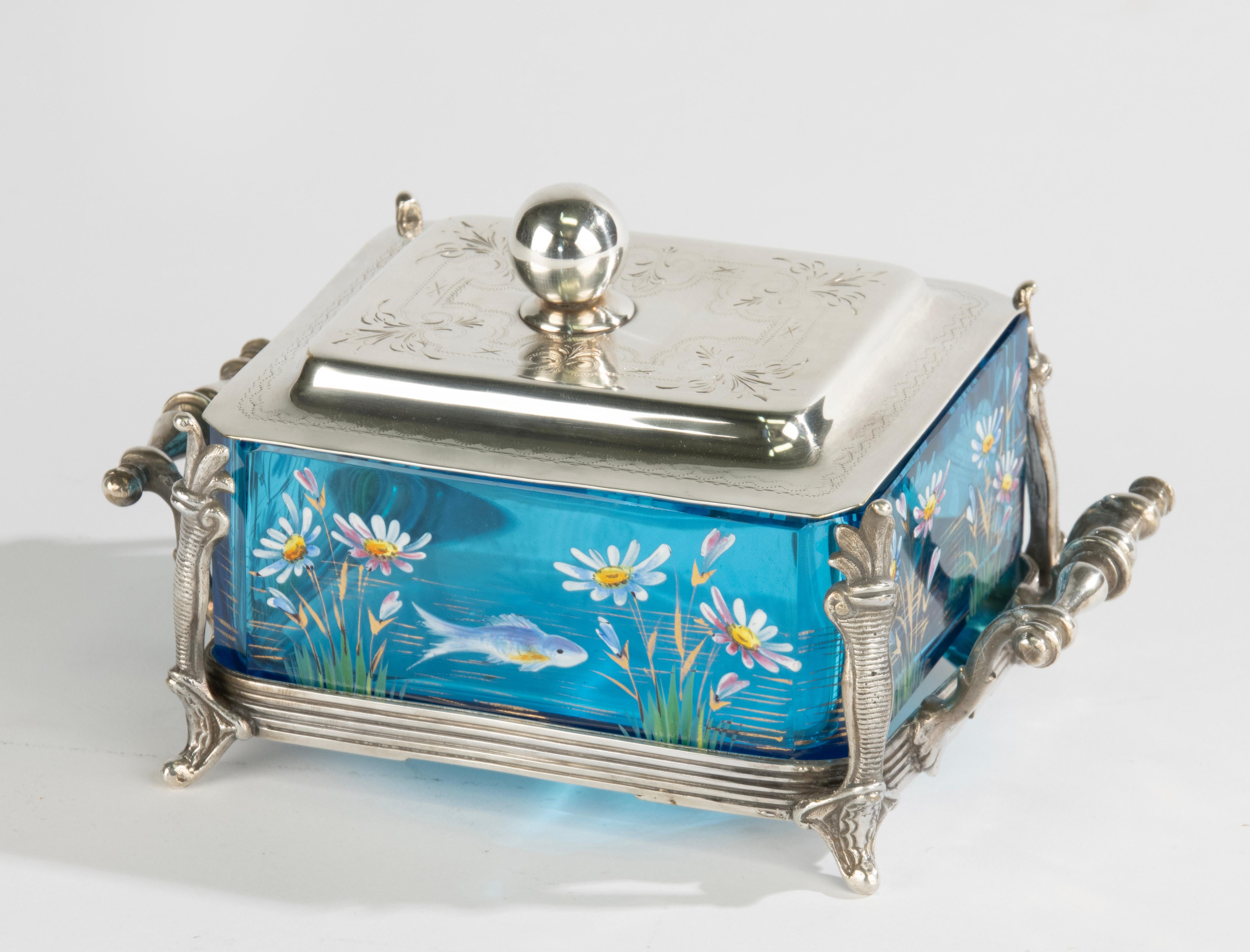 Un bellissimo piatto antico per servire le sardine.
Realizzato in metallo argentato e vetro.
Il vetro ha un colore blu brillante ed è splendidamente dipinto con motivi marini e pesci.
Probabile origine ed età: Francia, circa 1880-1890.
Il piatto è