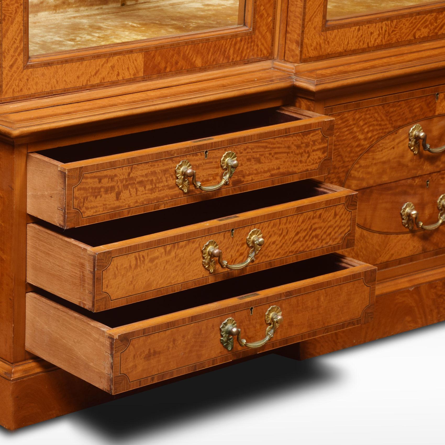 Legno di seta Vetrinetta in legno satinato della fine del XIX secolo in vendita