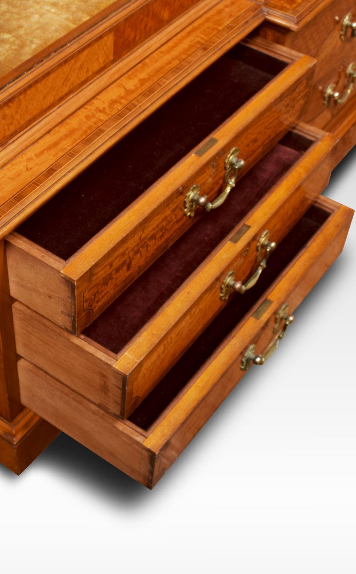 Vetrinetta in legno satinato della fine del XIX secolo in vendita 1