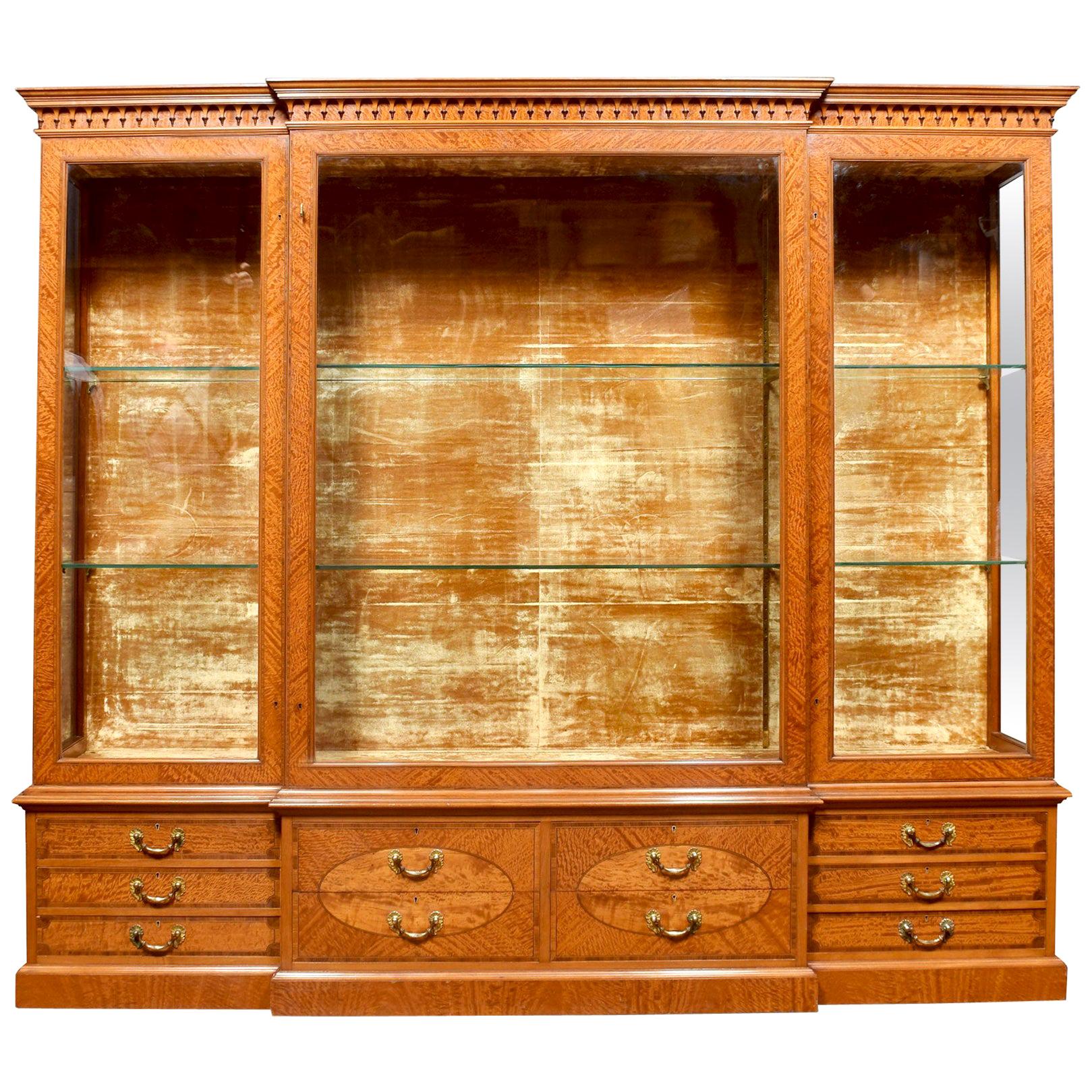 Vitrine en bois de satin de la fin du XIXe siècle