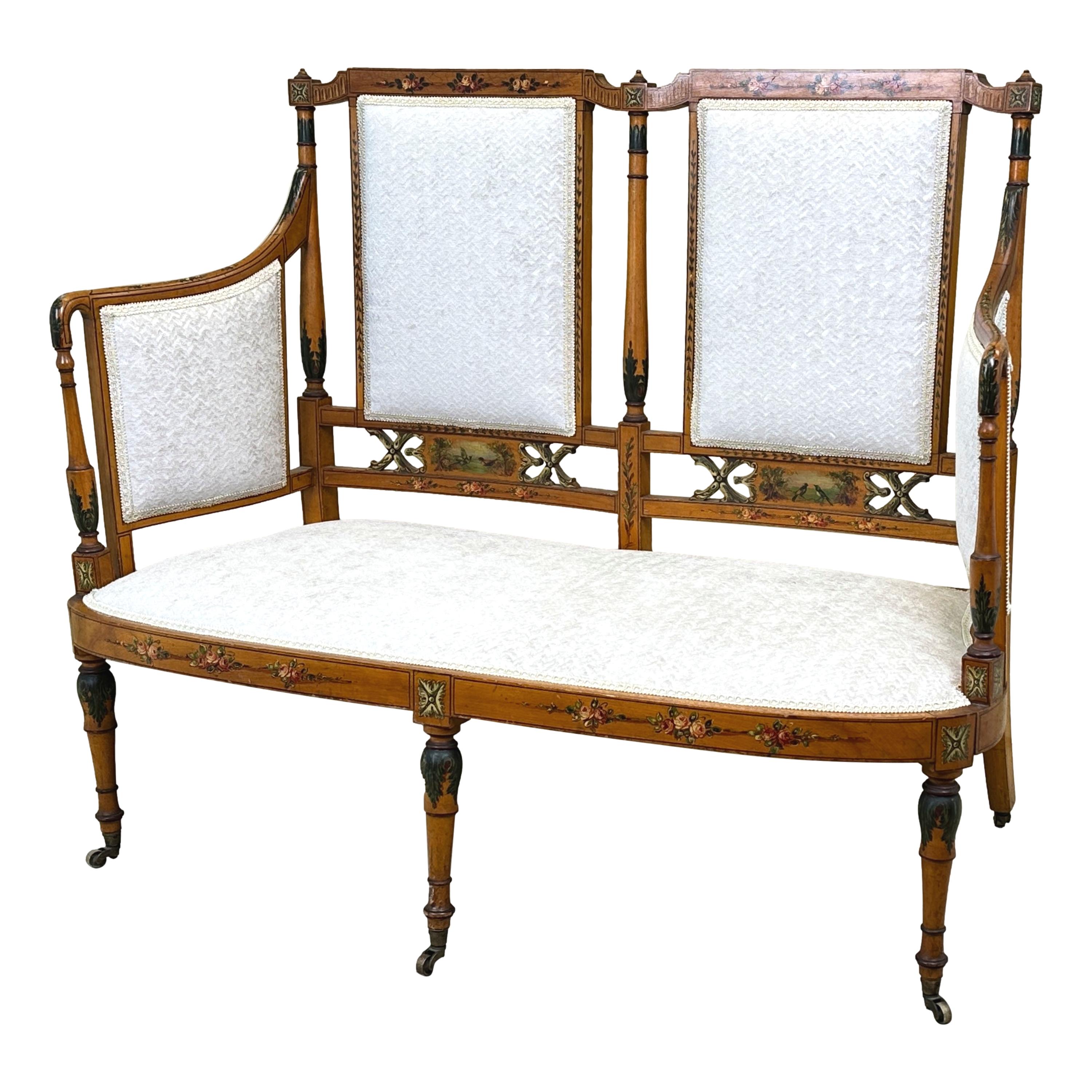 Ensemble de salon en bois satiné de très bonne qualité datant de la fin du XIXe siècle ou du début du XXe siècle, composé d'un canapé à deux places et d'une paire de fauteuils, tous dotés d'une jolie décoration polychrome peinte à la main et