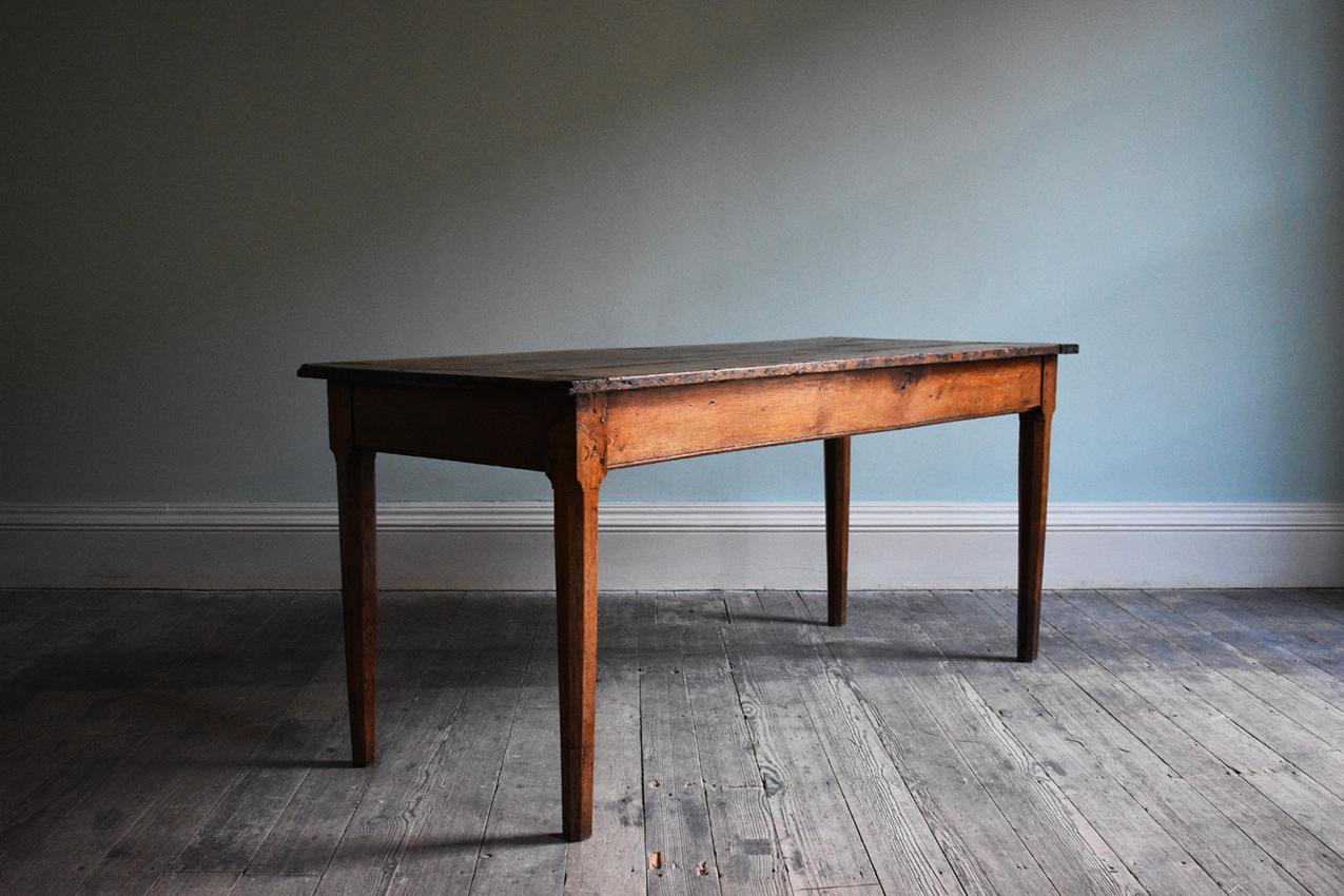 A finely late 19th century crafted Scandinavian table, made out of wood in cognac brown tones and supported by carved fluted legs.

Solid wood, and metal. 

Dimensions: H75 x W70.5 x D167 cm