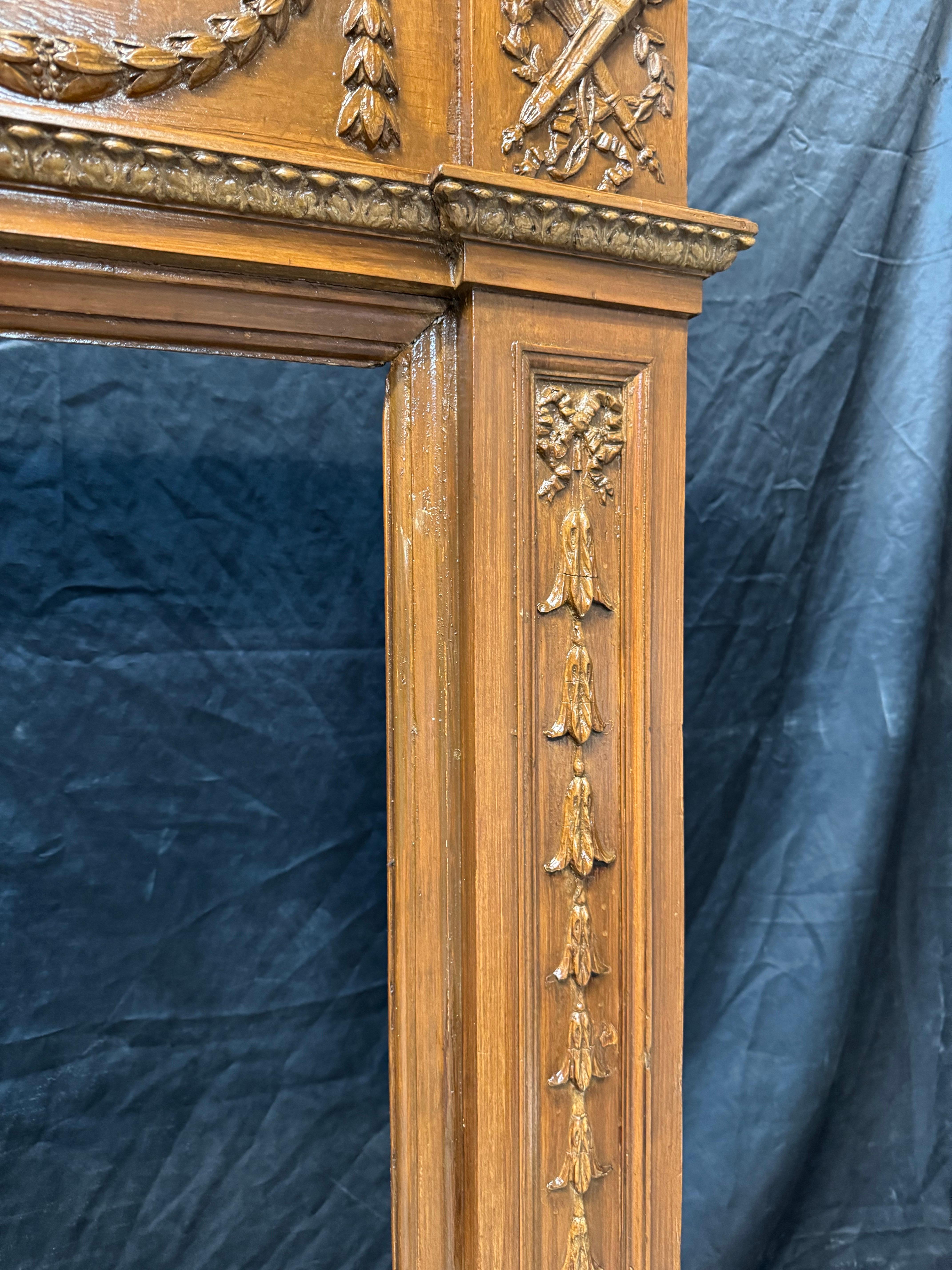 Cornice per caminetto in pino e gesso di stile georgiano della fine del XIX secolo. in vendita 5