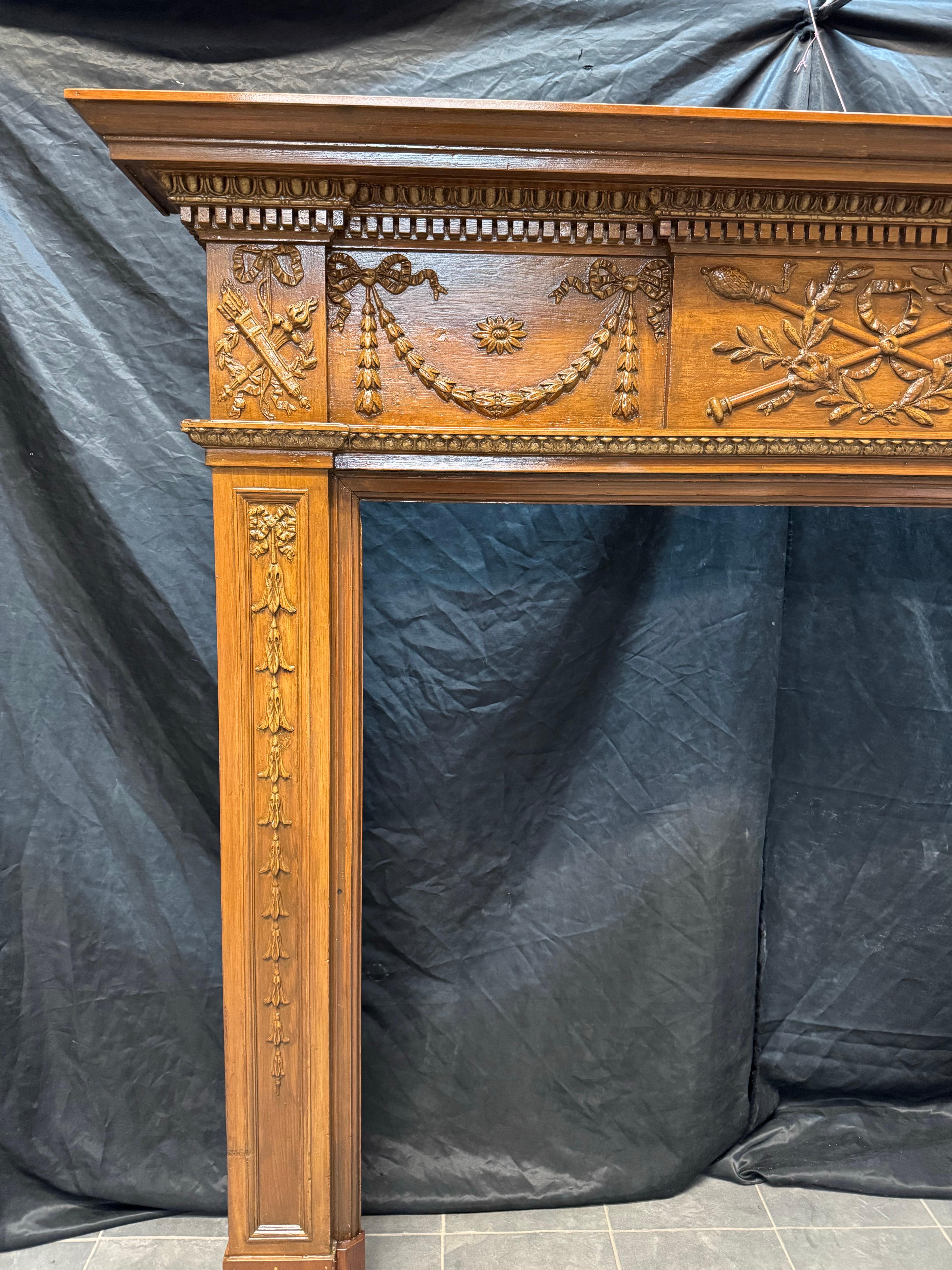 Cornice per caminetto in pino e gesso di stile georgiano della fine del XIX secolo. in vendita 6