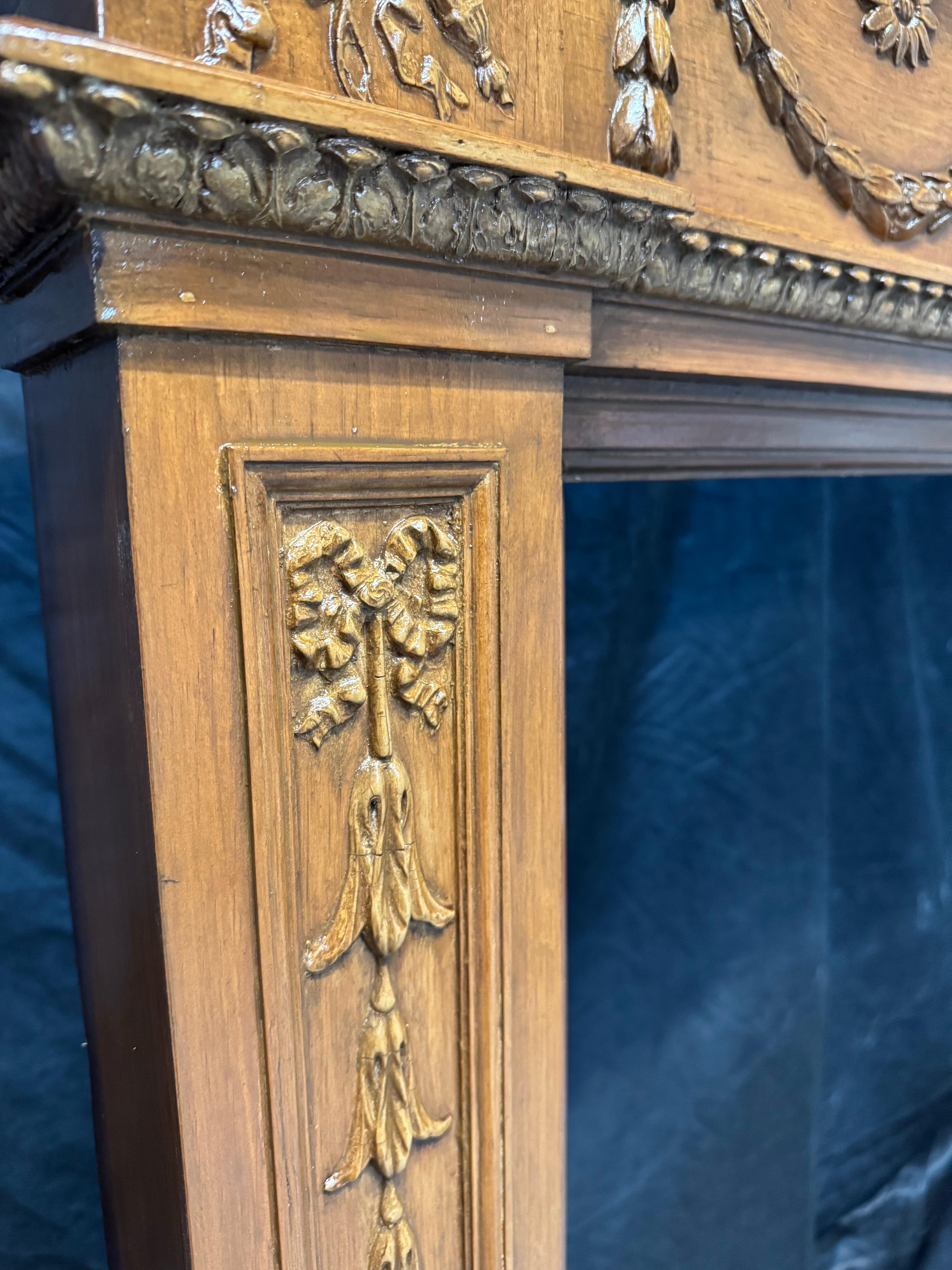 Cornice per caminetto in pino e gesso di stile georgiano della fine del XIX secolo. in vendita 7