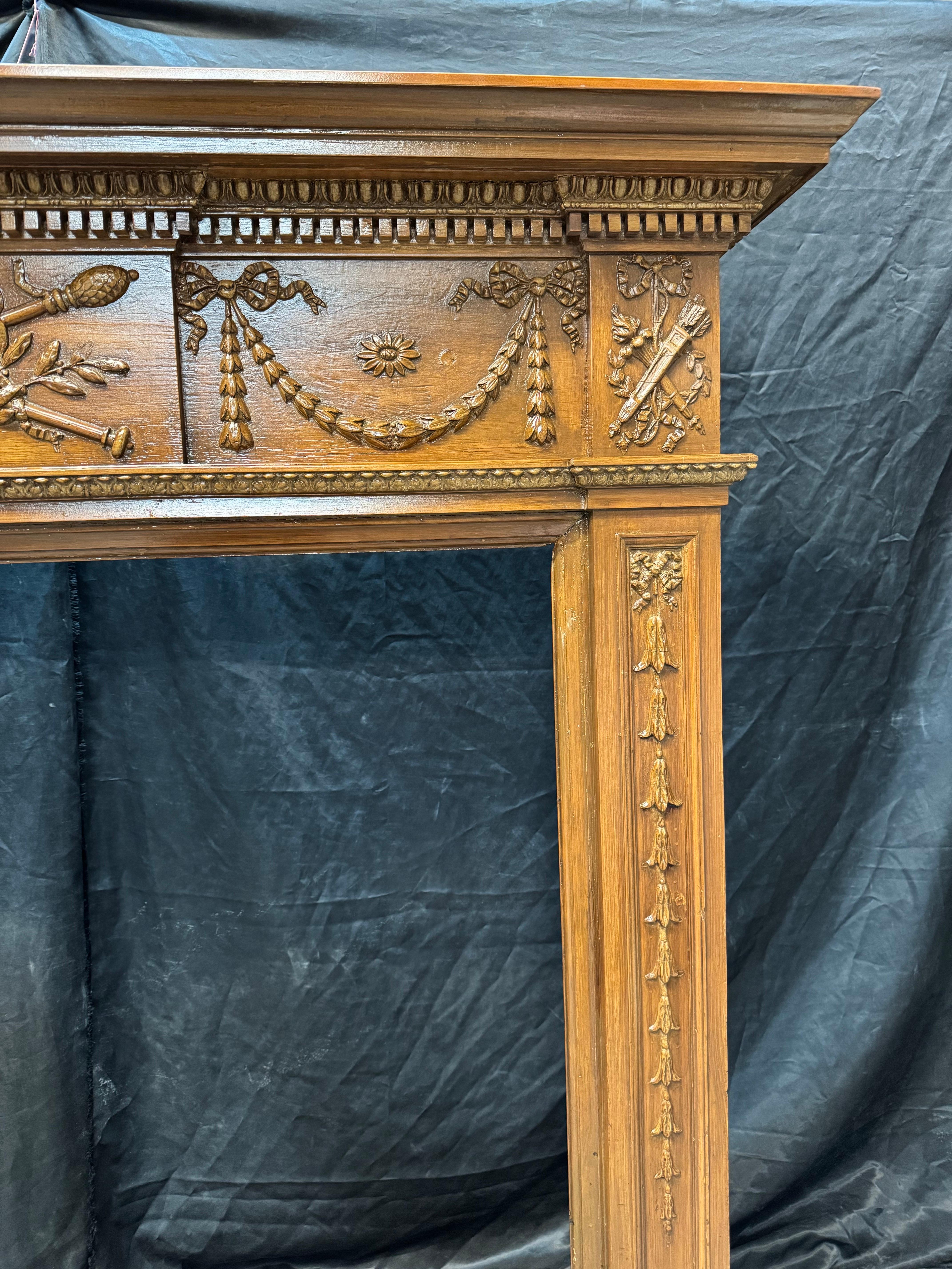 Cornice per caminetto in pino e gesso di stile georgiano della fine del XIX secolo. in vendita 8