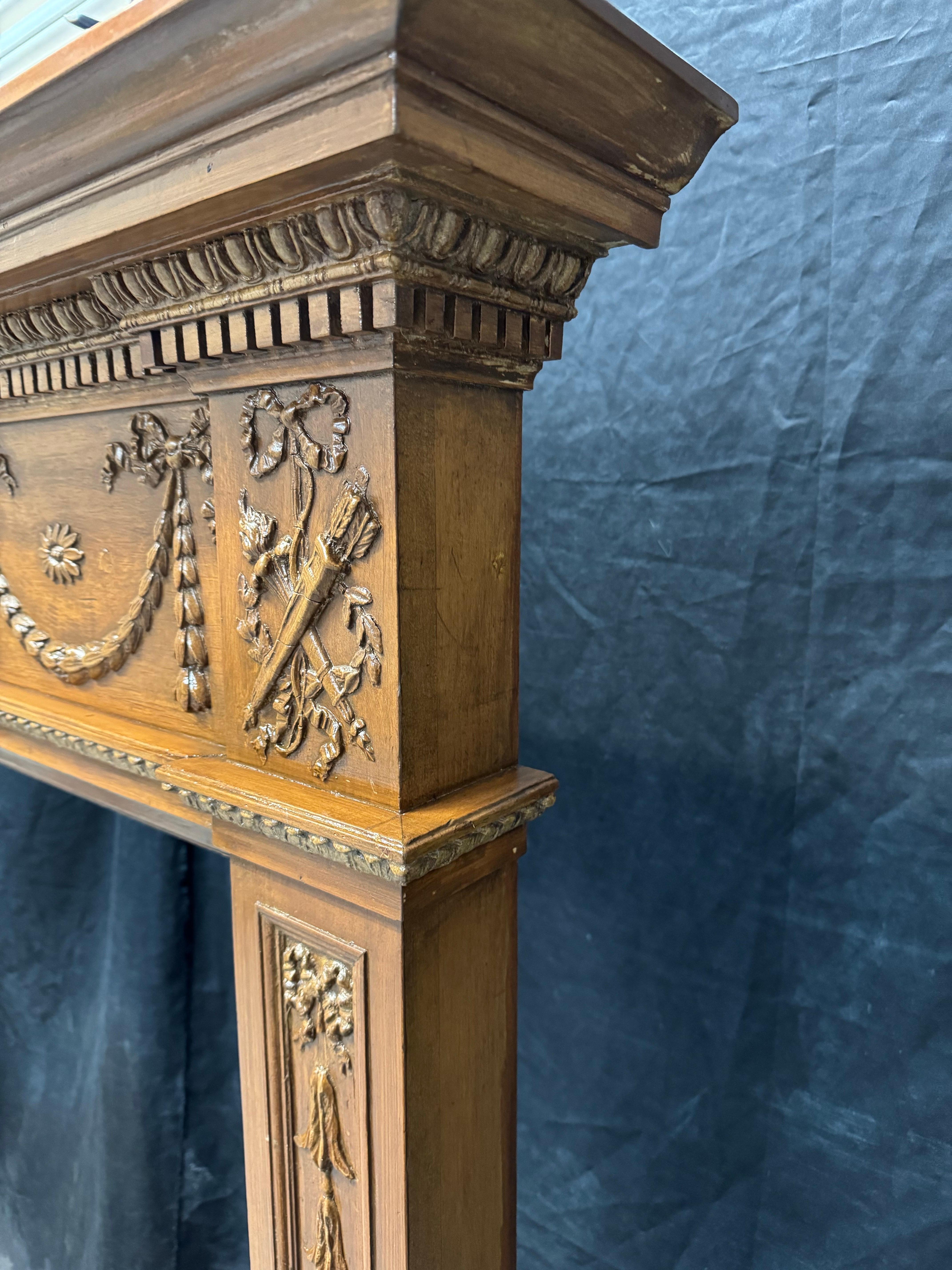Cornice per caminetto in pino e gesso di stile georgiano della fine del XIX secolo. in vendita 10