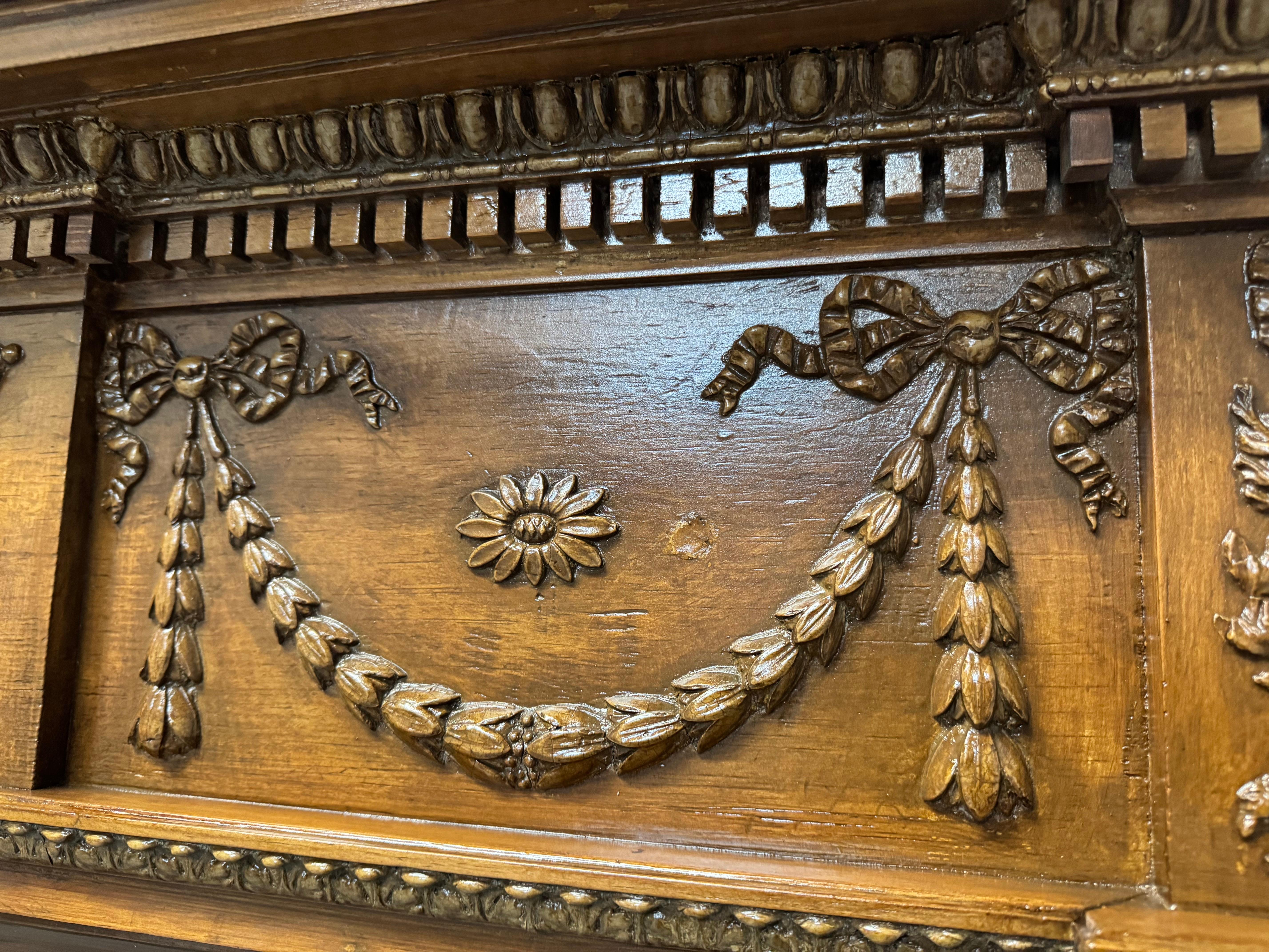 Cornice per caminetto in pino e gesso di stile georgiano della fine del XIX secolo. in vendita 11