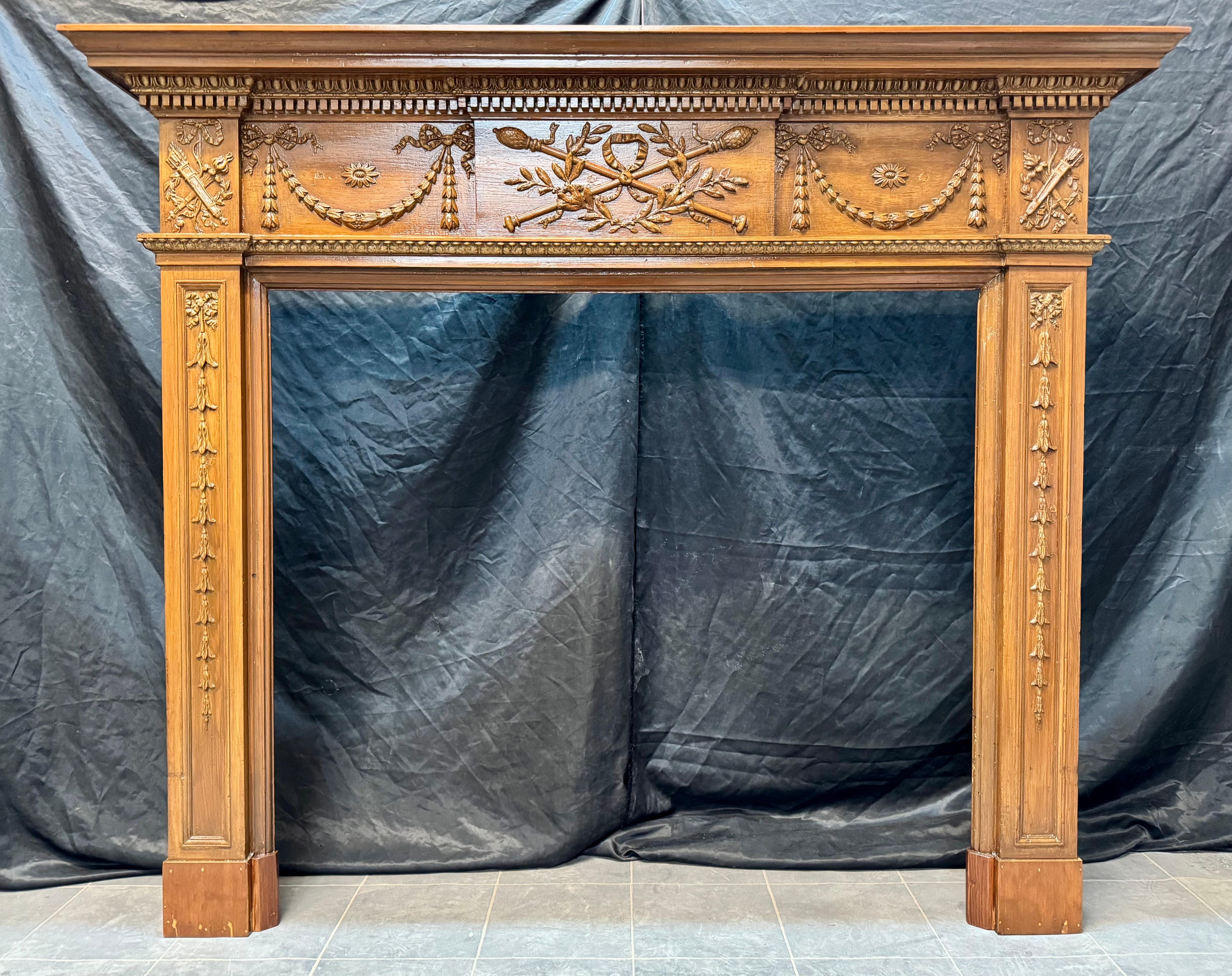 Un bell'esempio di stile georgiano scozzese della fine del XIX secolo.  cornice del camino in pino e gesso. 

Un generoso ripiano superiore sagomato con un ripiano inferiore secondario, una cornice a uovo e dardo avvolgente. La tavoletta centrale ad