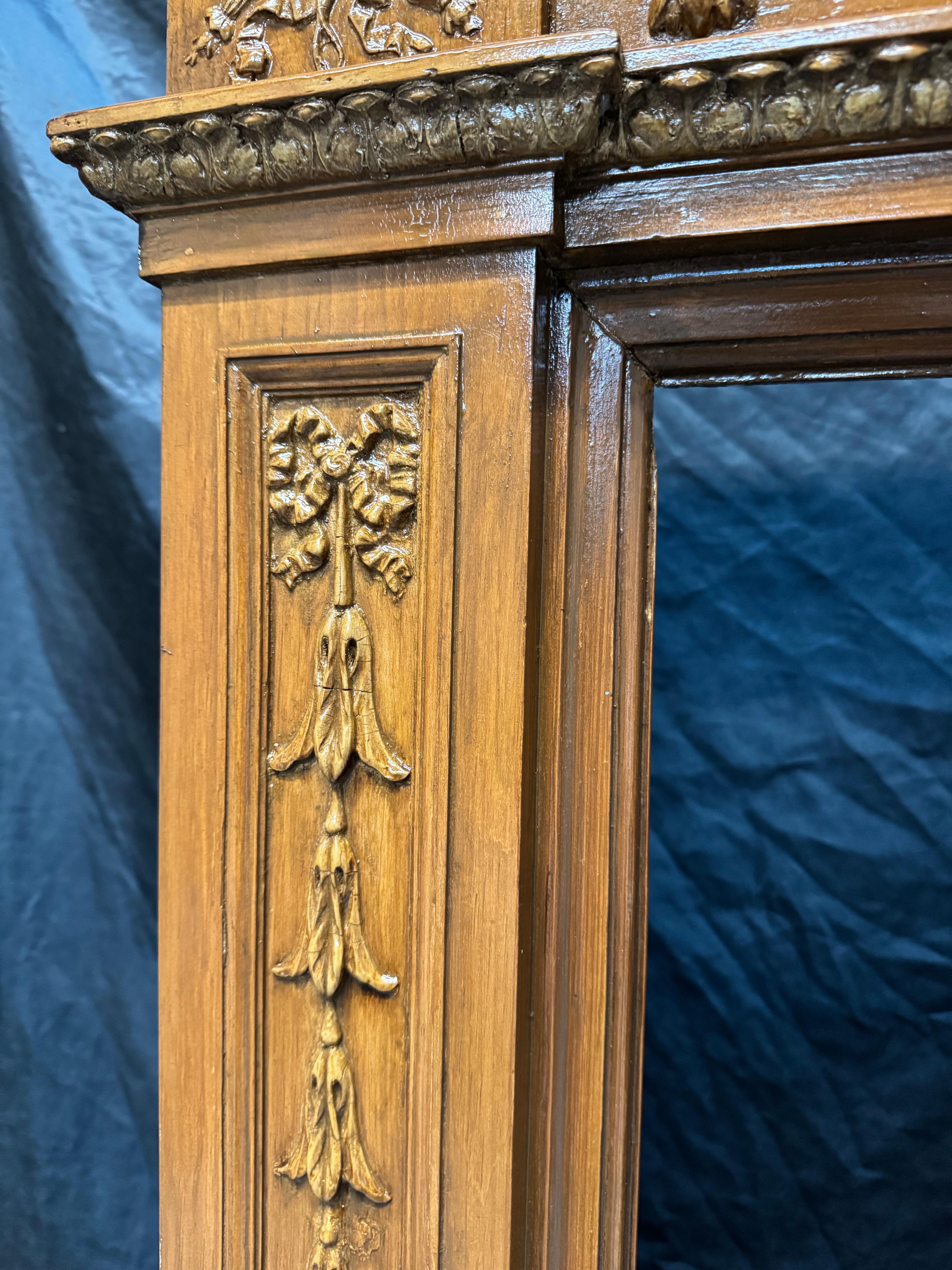 Intagliato Cornice per caminetto in pino e gesso di stile georgiano della fine del XIX secolo. in vendita