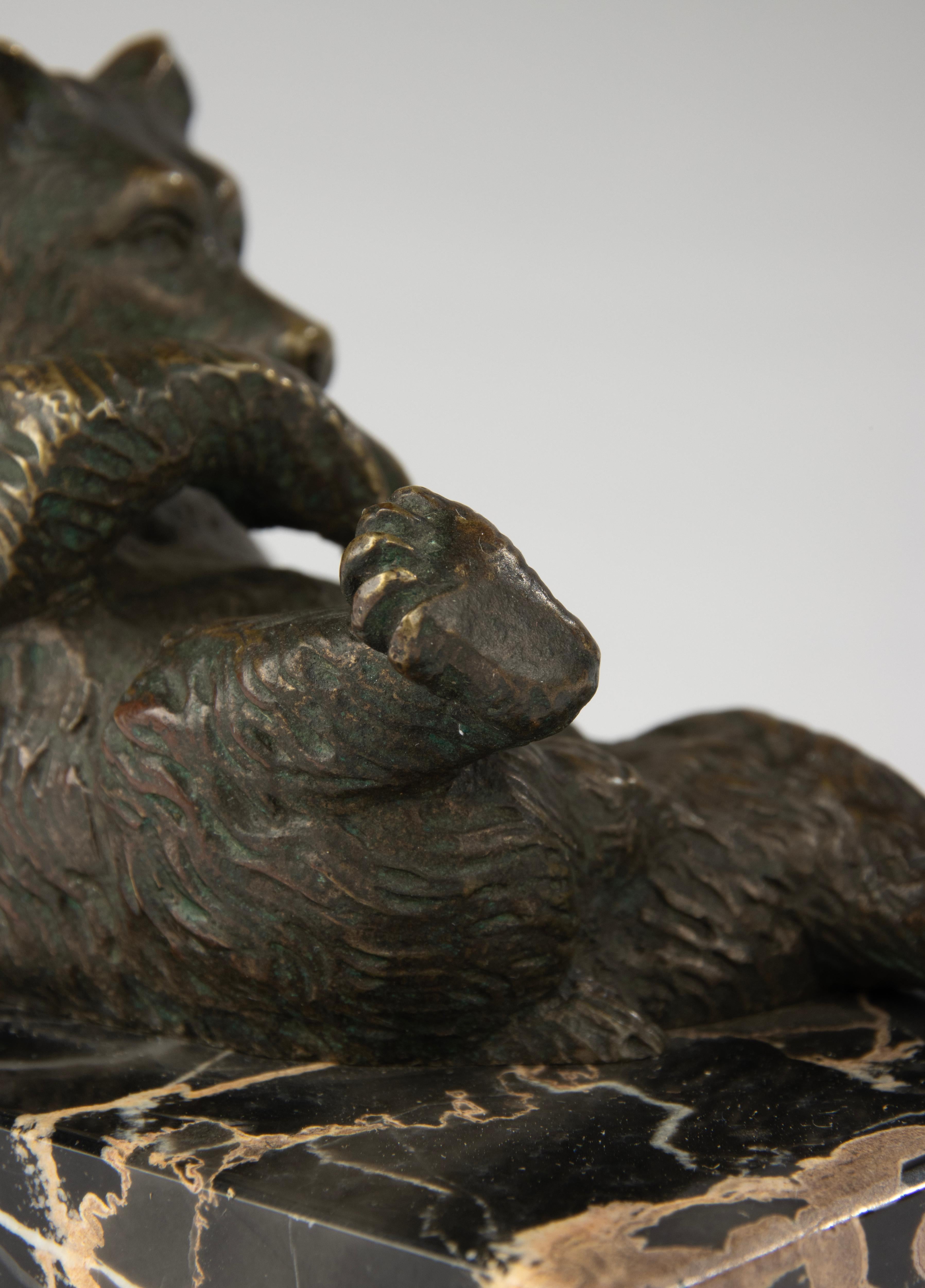 Sculpture de la fin du 19e siècle représentant un ours couché - Bronze Black Forest en vente 3