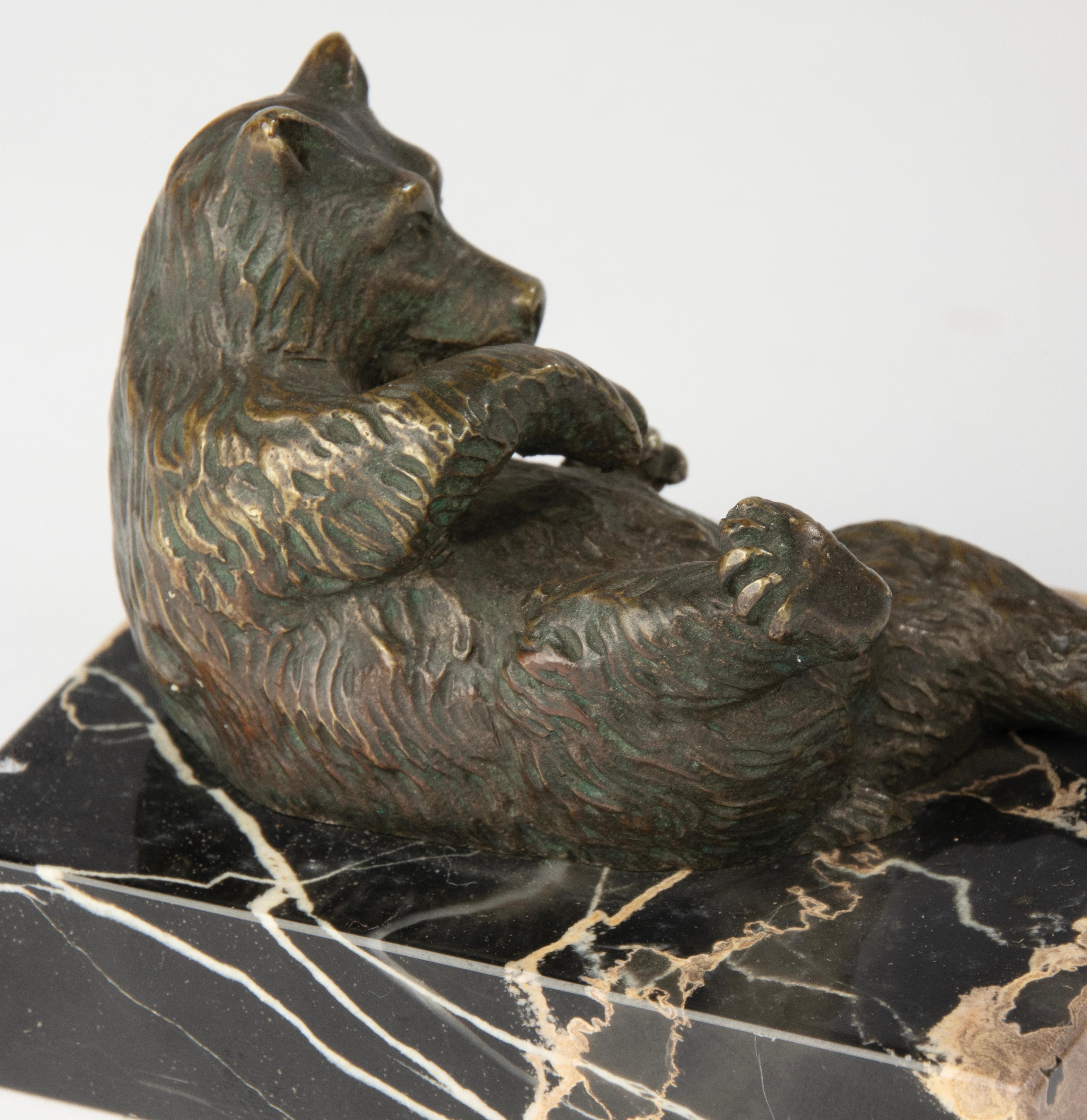 Sculpture de la fin du 19e siècle représentant un ours couché - Bronze Black Forest en vente 4