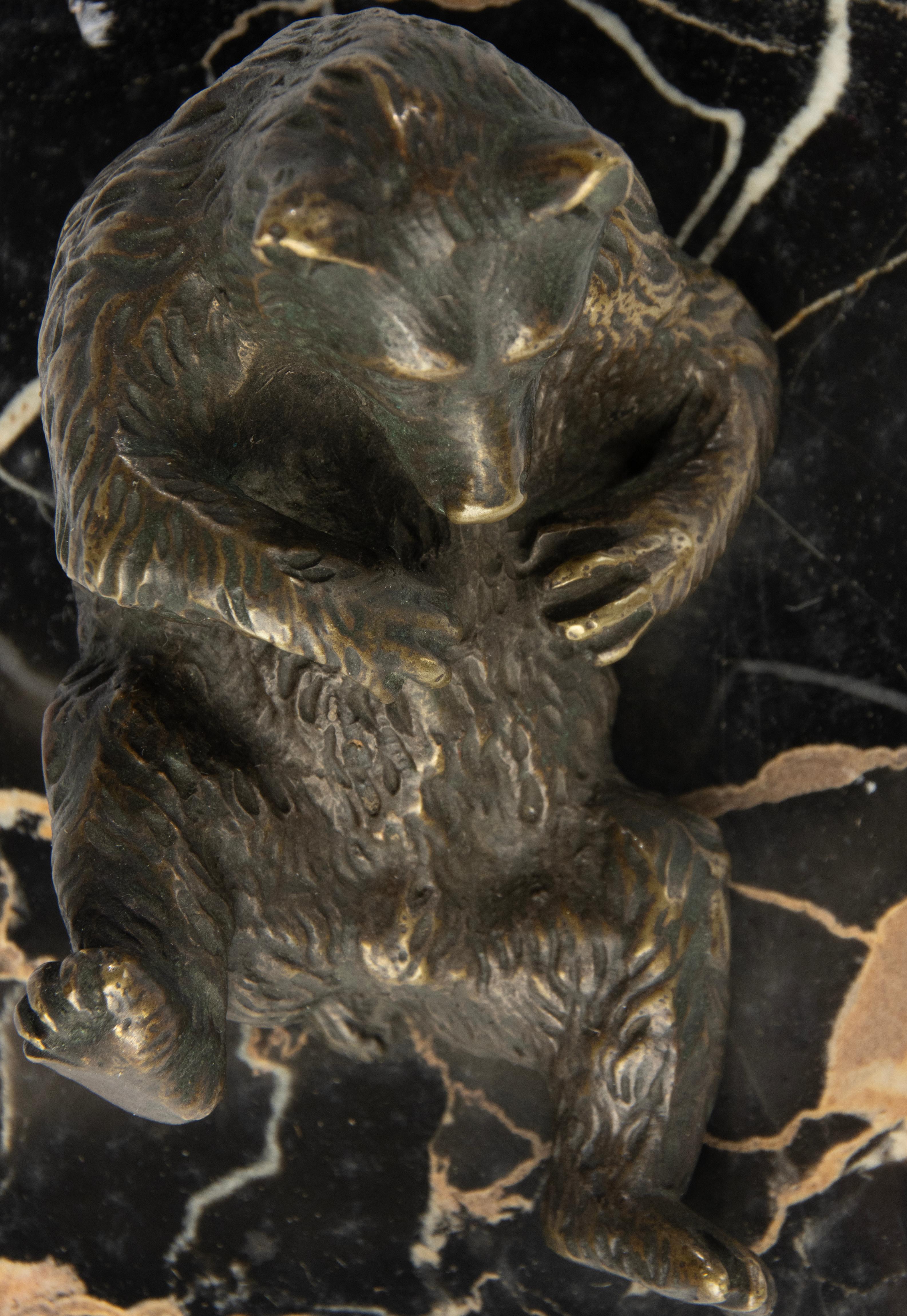 Sculpture de la fin du 19e siècle représentant un ours couché - Bronze Black Forest en vente 5