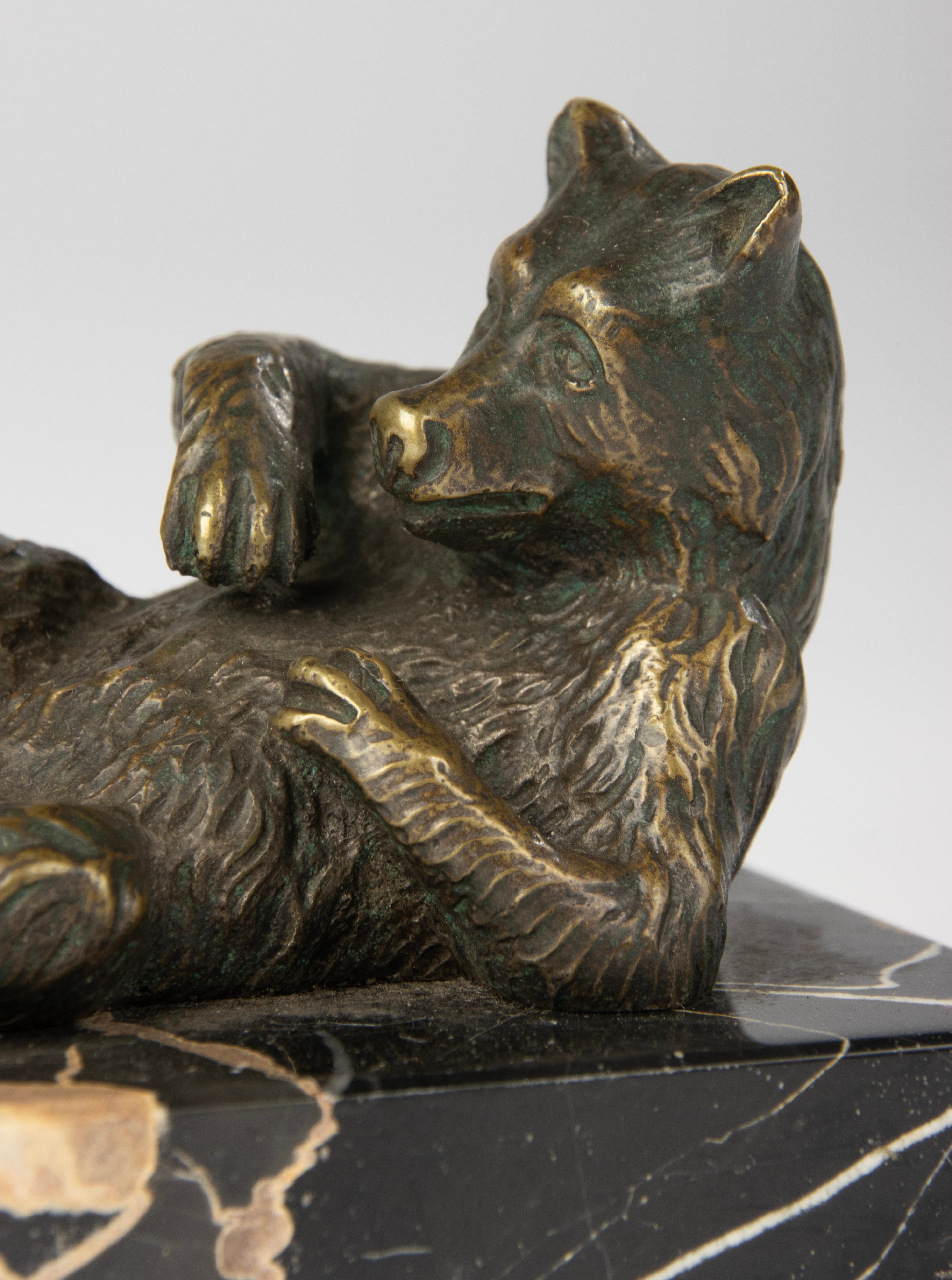 Belle Époque Sculpture de la fin du 19e siècle représentant un ours couché - Bronze Black Forest en vente