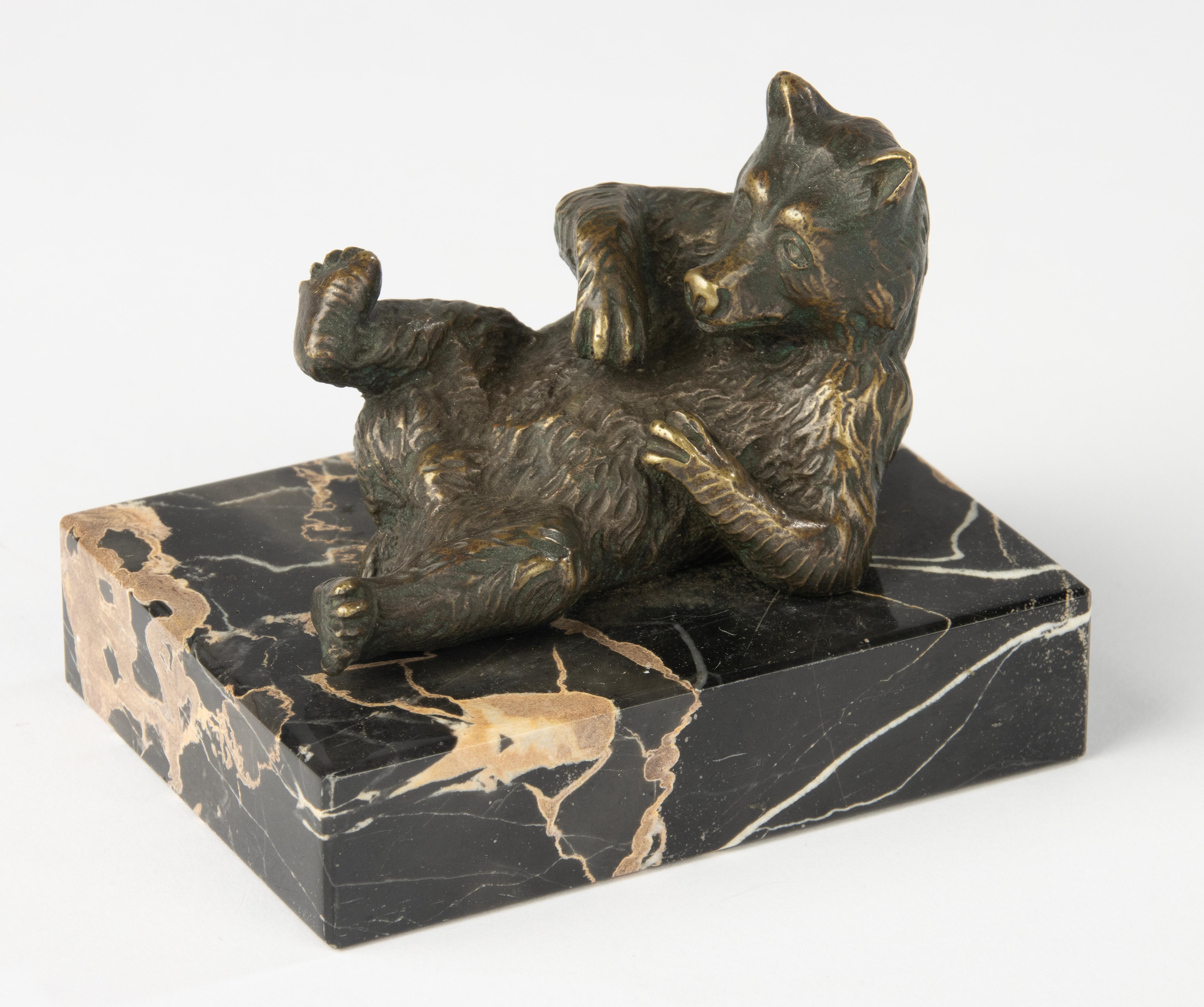 Français Sculpture de la fin du 19e siècle représentant un ours couché - Bronze Black Forest en vente