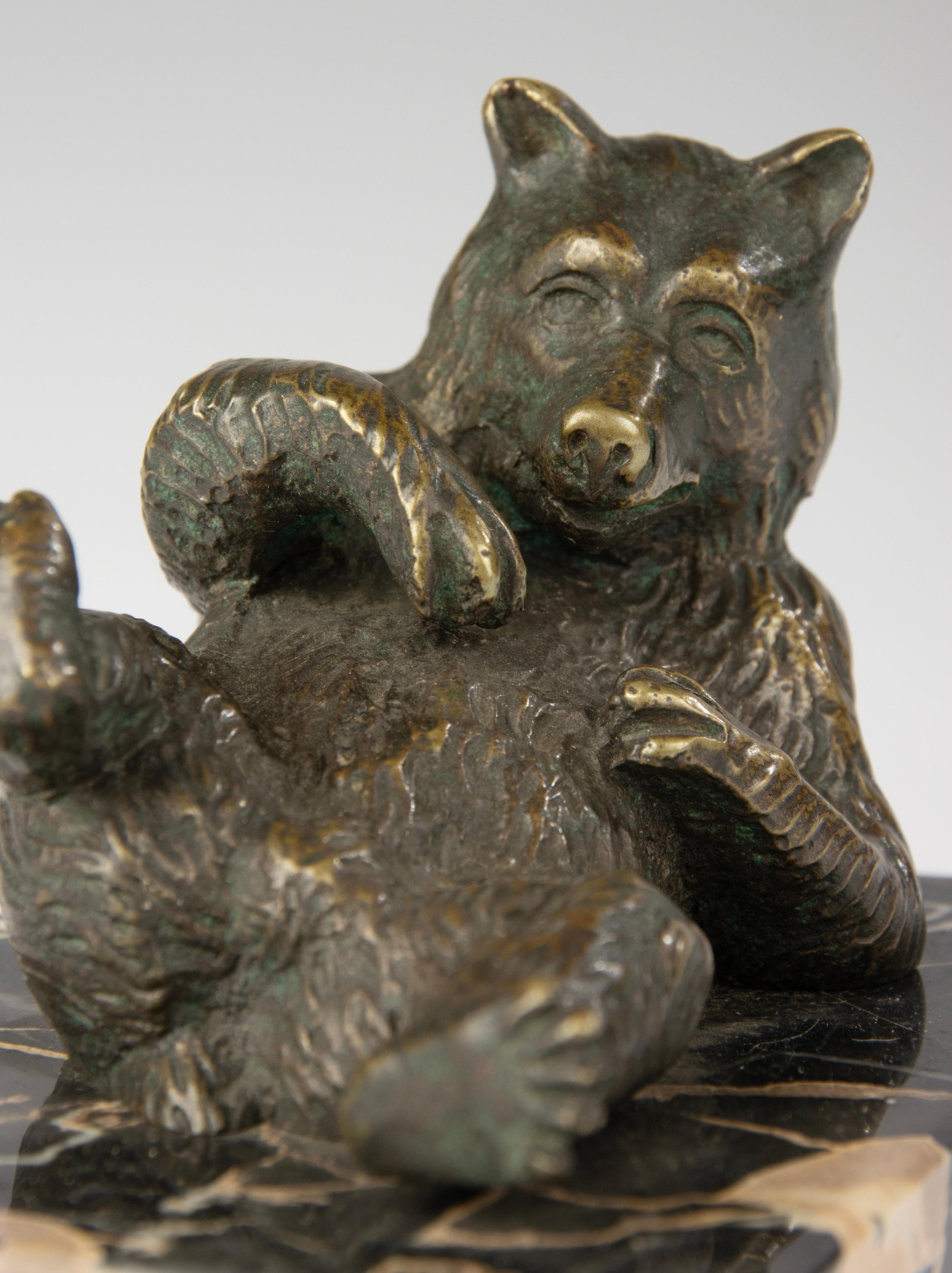 Moulage Sculpture de la fin du 19e siècle représentant un ours couché - Bronze Black Forest en vente