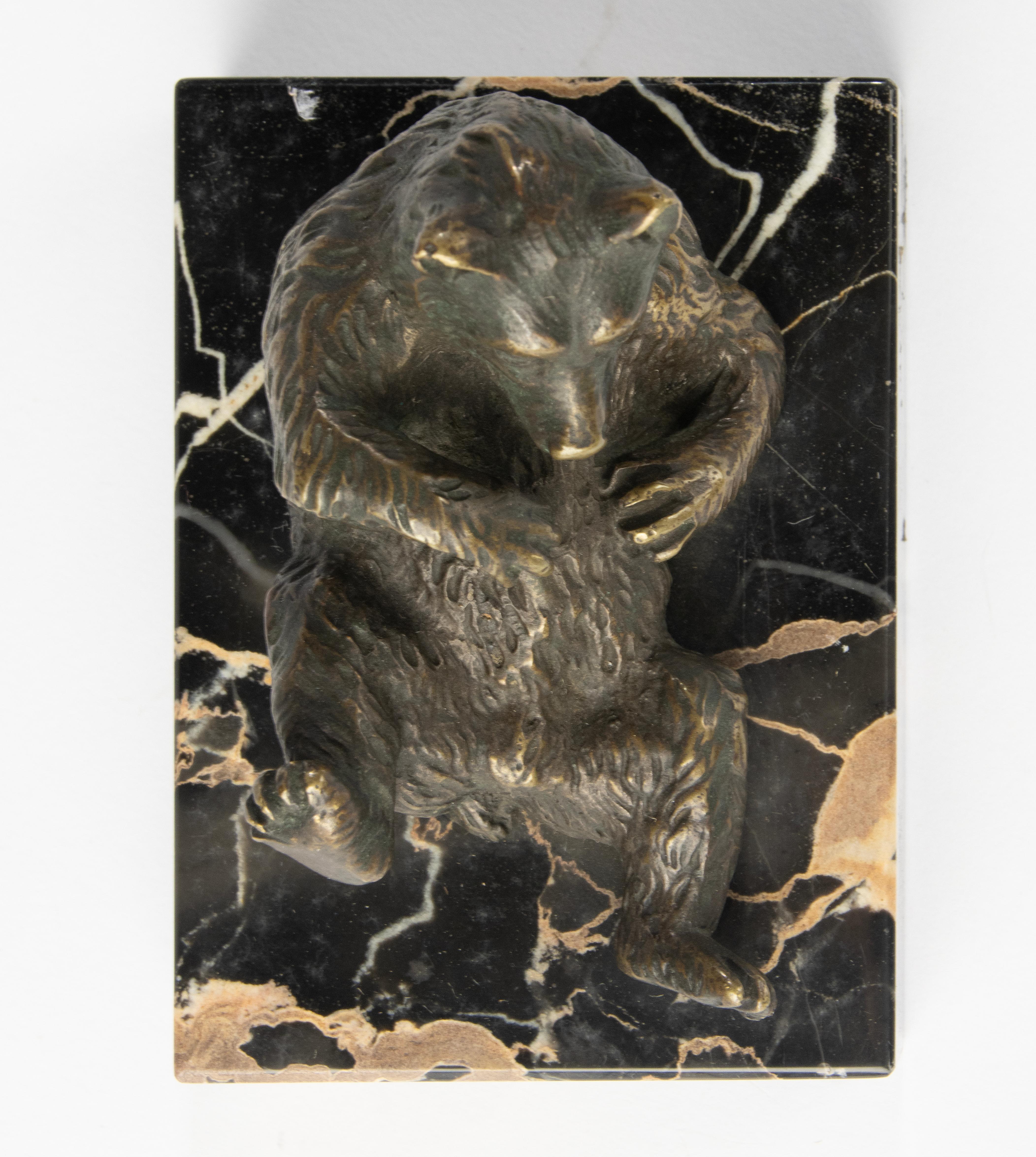 Sculpture de la fin du 19e siècle représentant un ours couché - Bronze Black Forest Bon état - En vente à Casteren, Noord-Brabant